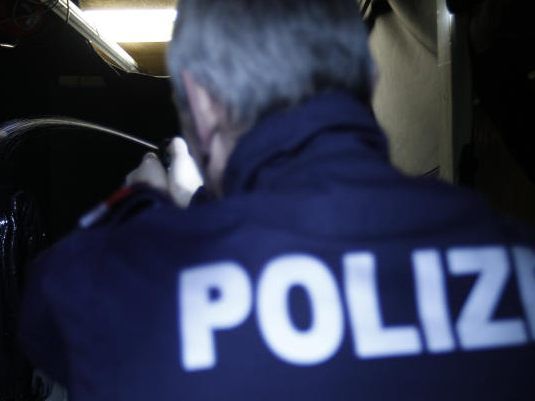 Symbolfoto: Ein Polizist versprüht bei einem Einsatztraining Pfefferspray Symbolfoto: Ein Polizist versprüht bei einem Einsatztraining Pfefferspray