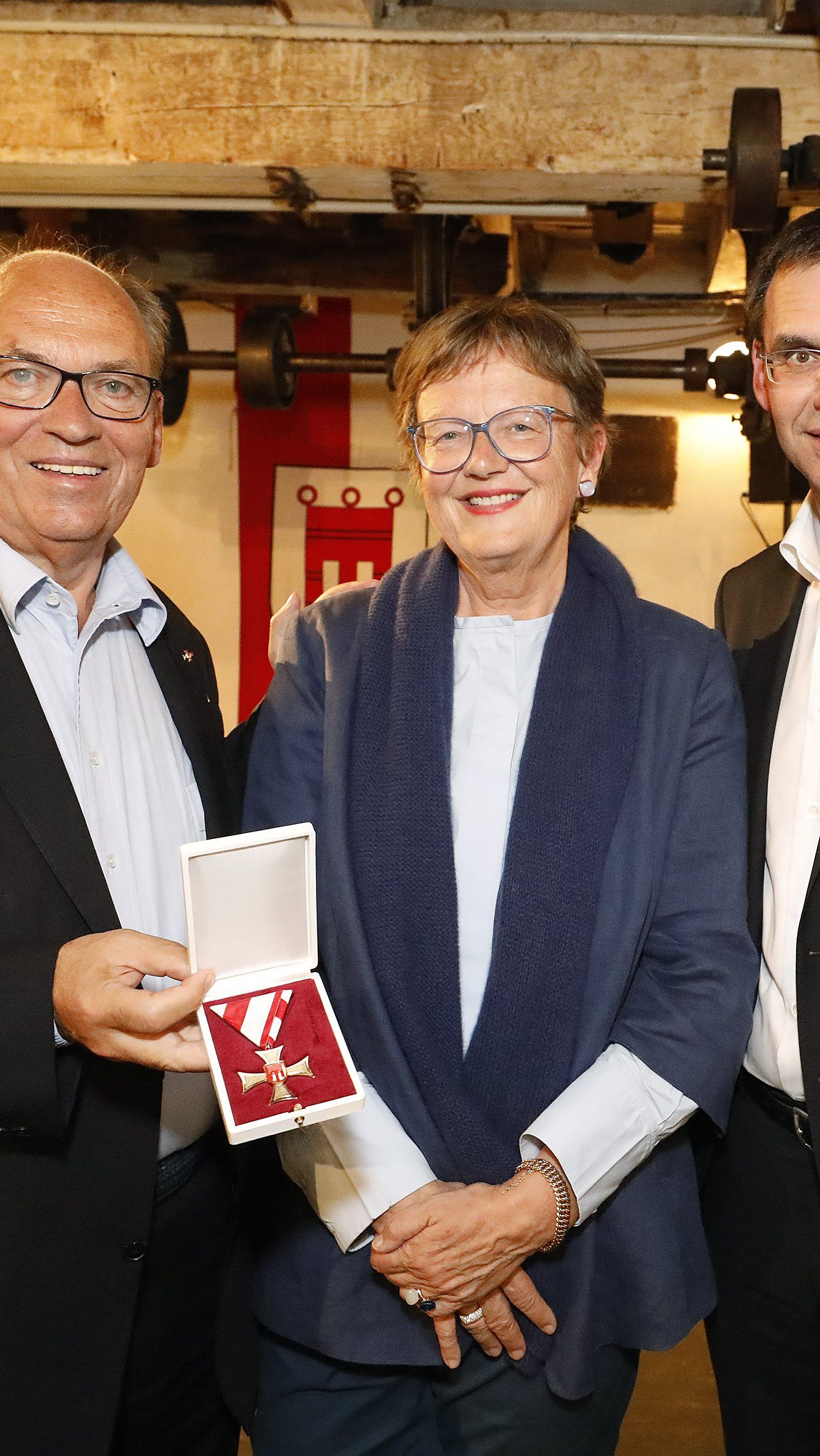 Ein glücklicher Sigi Menz mit Gattin und LH Wallner