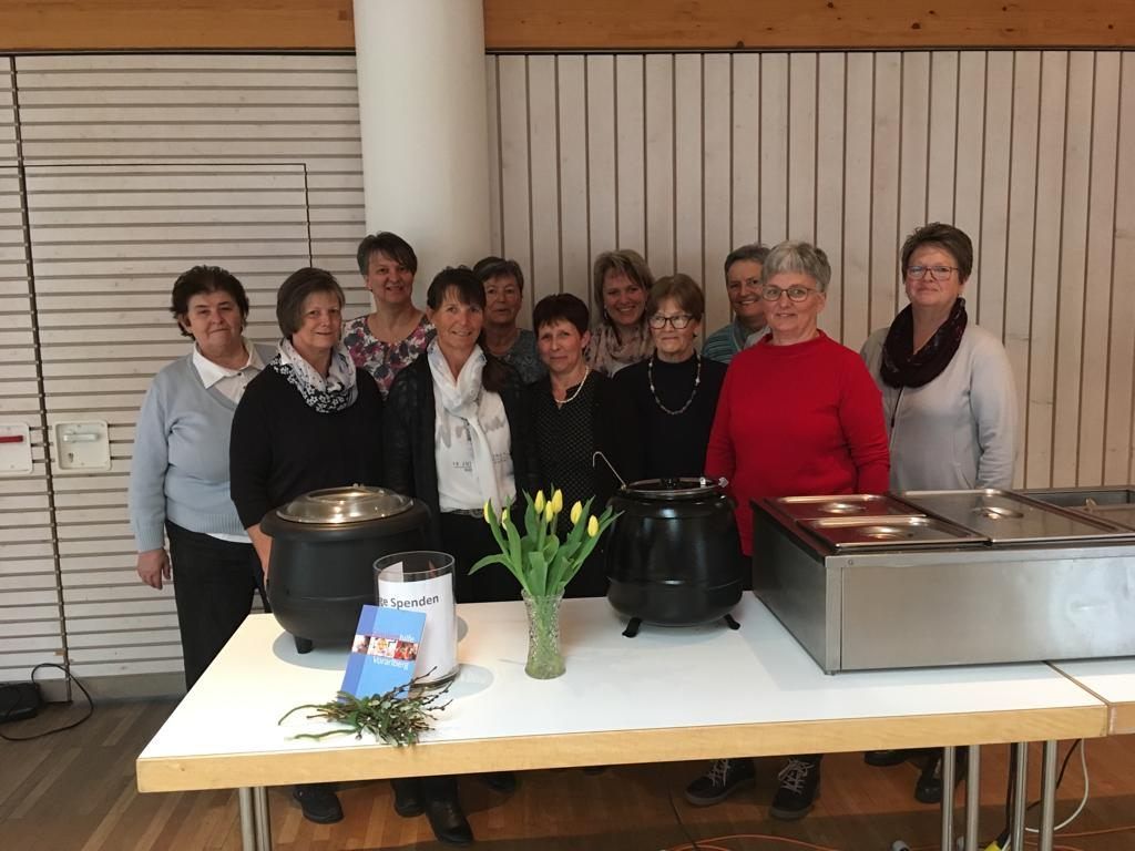 Margit Vögel (Bereichsleitung MOHI und Familienhilfe) und die Helferinnen der röm. kath. Frauenbewegung Hittisau.