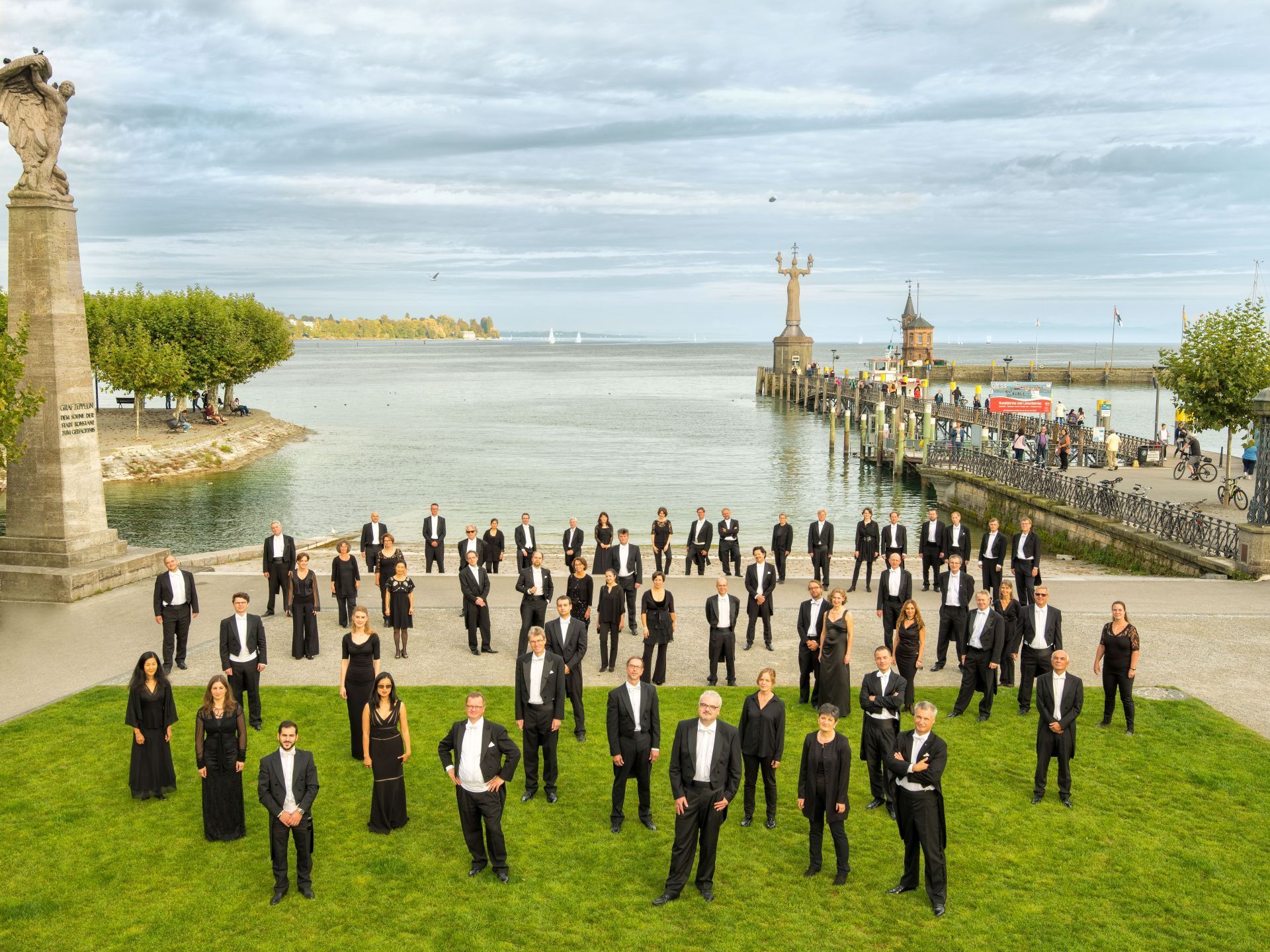 Das Orchester der Südwestdeutschen Philharmonie am Ufer des Bodensees.