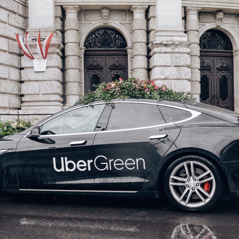 Zu Beginn der Aktion ist ein mit Blumen geschmücktes UberGreen-Auto in Wien unterwegs.