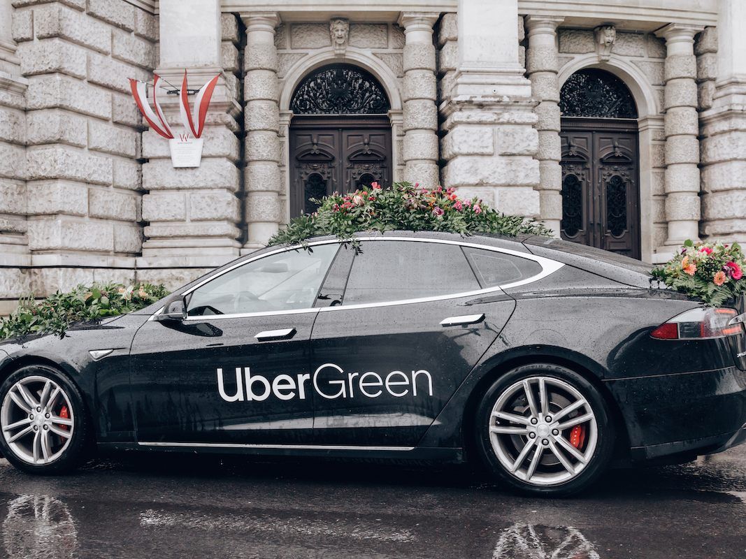 Zu Beginn der Aktion ist ein mit Blumen geschmücktes UberGreen-Auto in Wien unterwegs. Zu Beginn der Aktion ist ein mit Blumen geschmücktes UberGreen-Auto in Wien unterwegs.