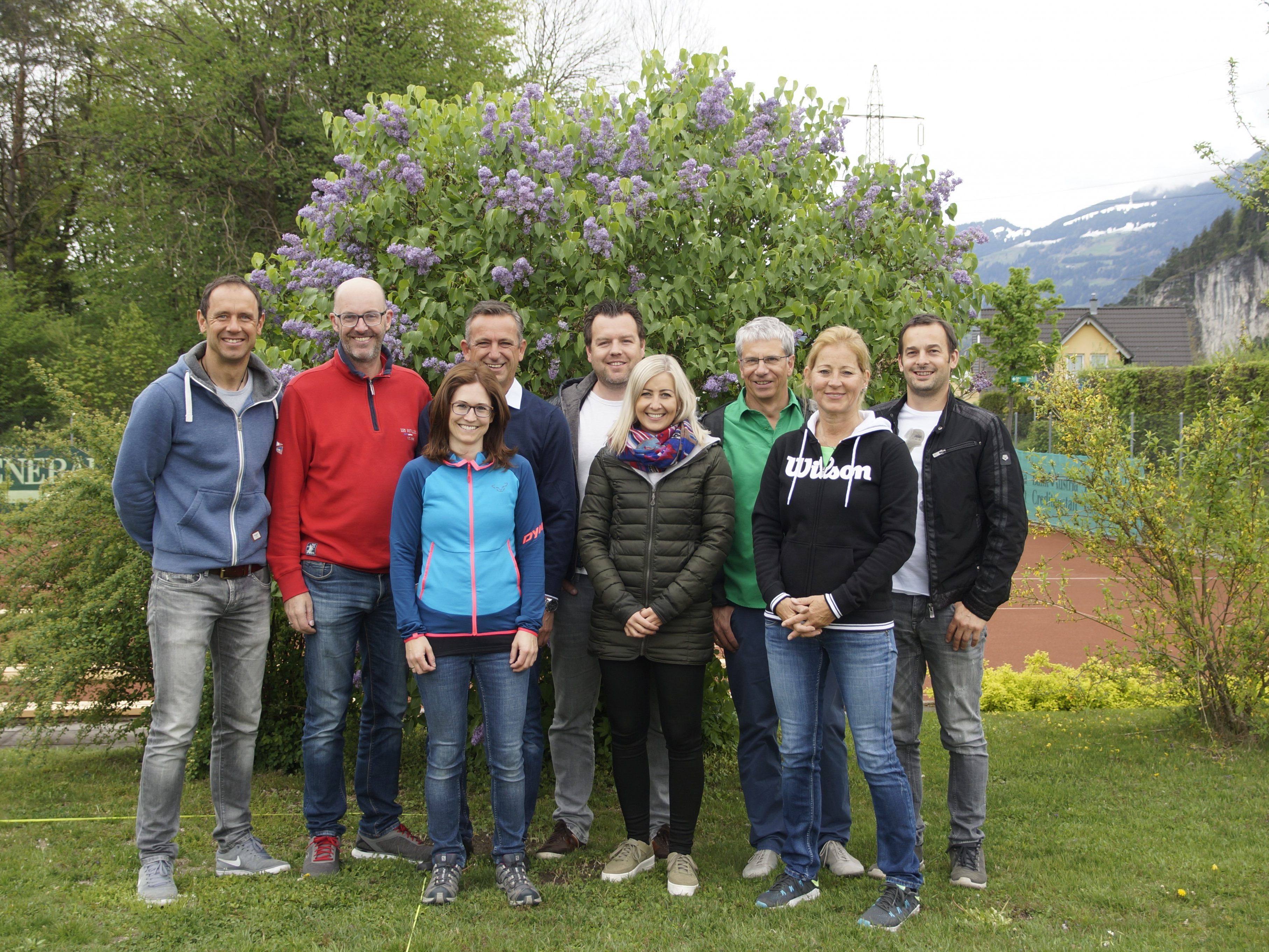 Vorstand TC Nüziders: Hinten: Markus Bobner, Markus Schneider, Thomas Spalt, Martin Dünser, Thomas Martin, David Grabher vorne: Konny Galehr, Janine Plazonik, Birgit Jenny, (nicht im Bild Julia Reinheimer) Vorstand TC Nüziders: Hinten: Markus Bobner, Markus Schneider, Thomas Spalt, Martin Dünser, Thomas Martin, David Grabher vorne: Konny Galehr, Janine Plazonik, Birgit Jenny, (nicht im Bild Julia Reinheimer)