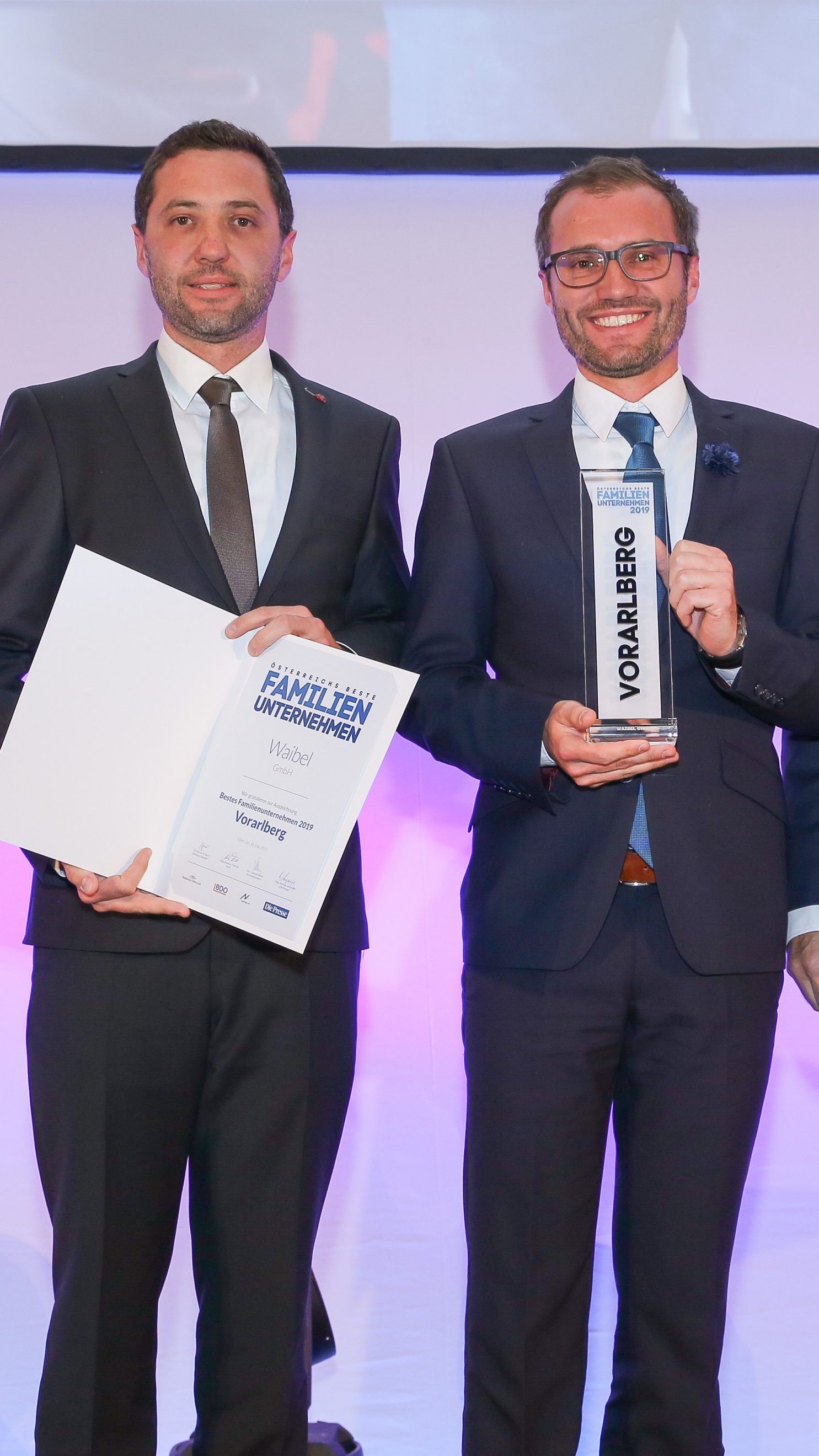 Richard (links) und Robert Waibel (Mitte) konnten gestern in der Aula der Wissenschaften von Ressortleiter Hans Pleininger die Auszeichnung als bestes Familienunternehmen Vorarlbergs in Empfang nehmen.