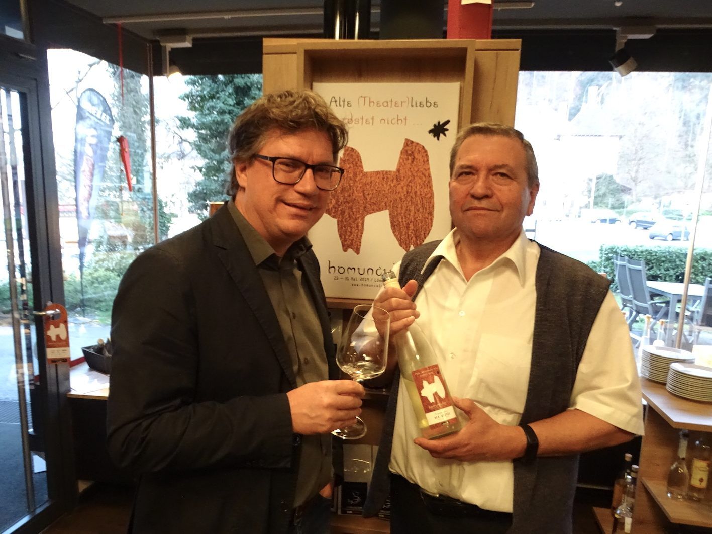 Homunculus-GF Dieter Heidegger (l.) und Ortwin Peter präsentierten die neuen Puppenweine. Homunculus-GF Dieter Heidegger (l.) und Ortwin Peter präsentierten die neuen Puppenweine.
