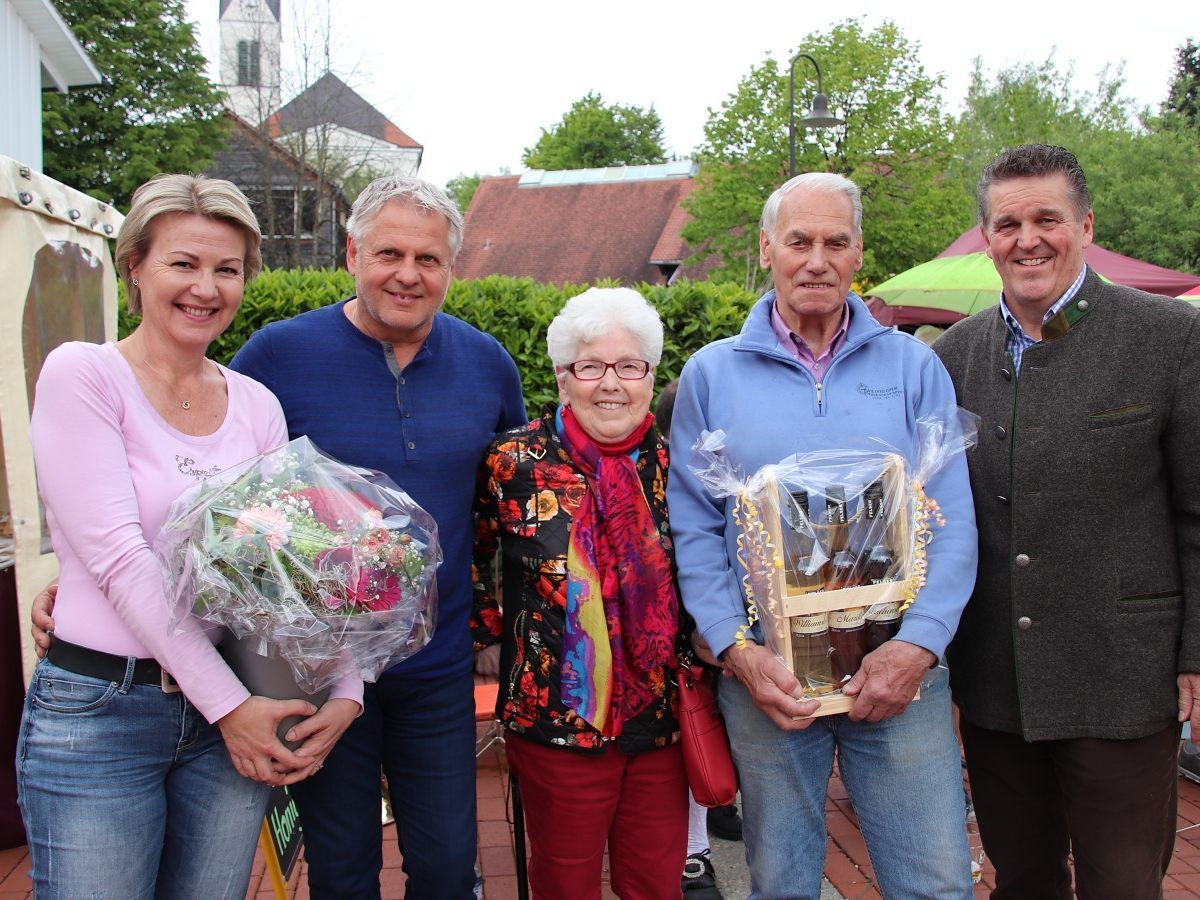 Petra Hassler und Marktleiter Michael Fröwis bedankten sich gemeinsam mit Bgm. Christian Natter bei Erika und Markthelfer Toni Payr.