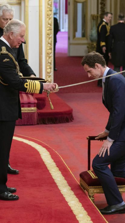 Prinz Charles schlug den Tennisstar zum Ritter.