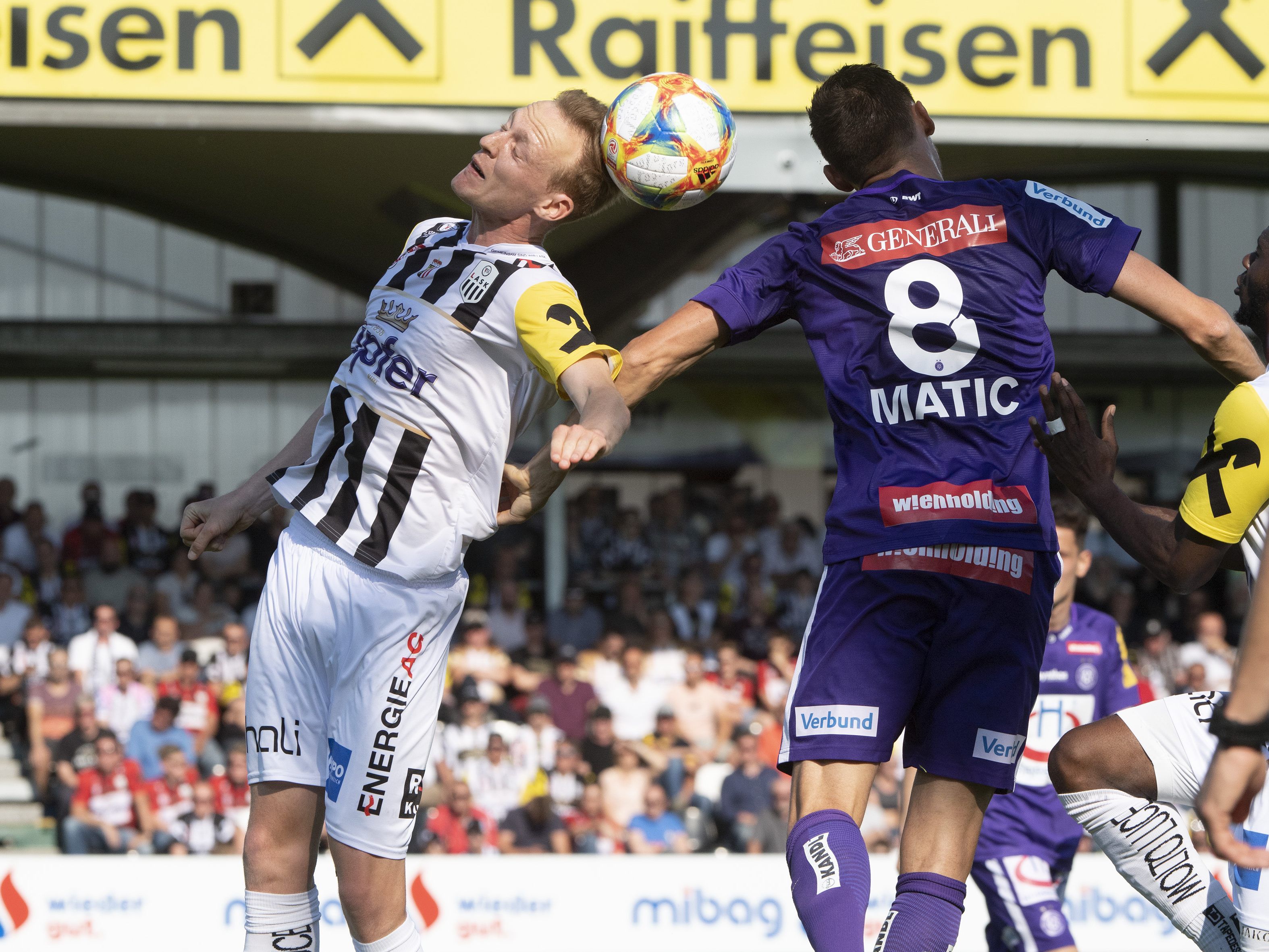 Die Wiener Austria musste sich gegen Linz mit 2:5 geschlagen geben. Die Wiener Austria musste sich gegen Linz mit 2:5 geschlagen geben.