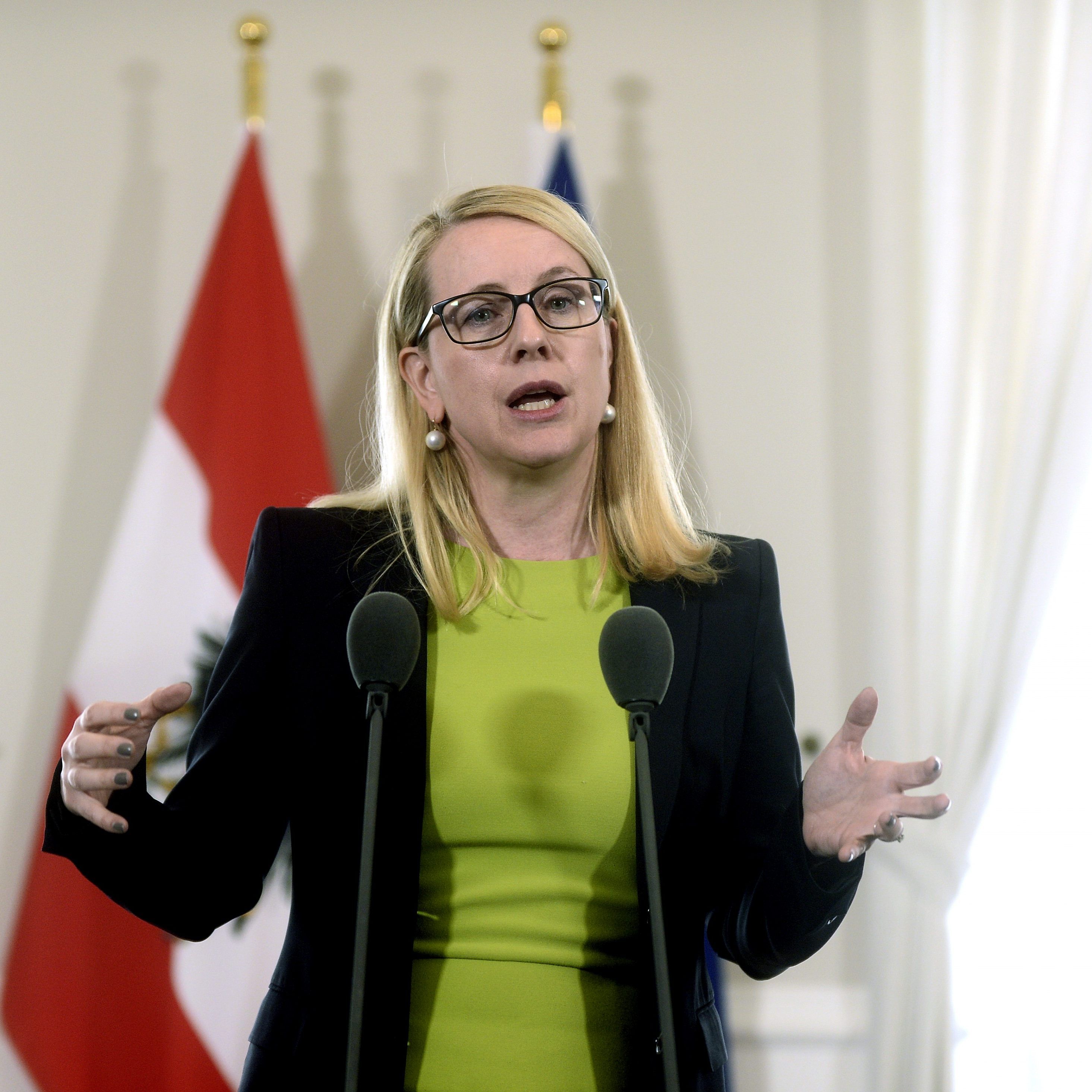 Wirtschaftsministerin Schramböck verteidigt die APP.