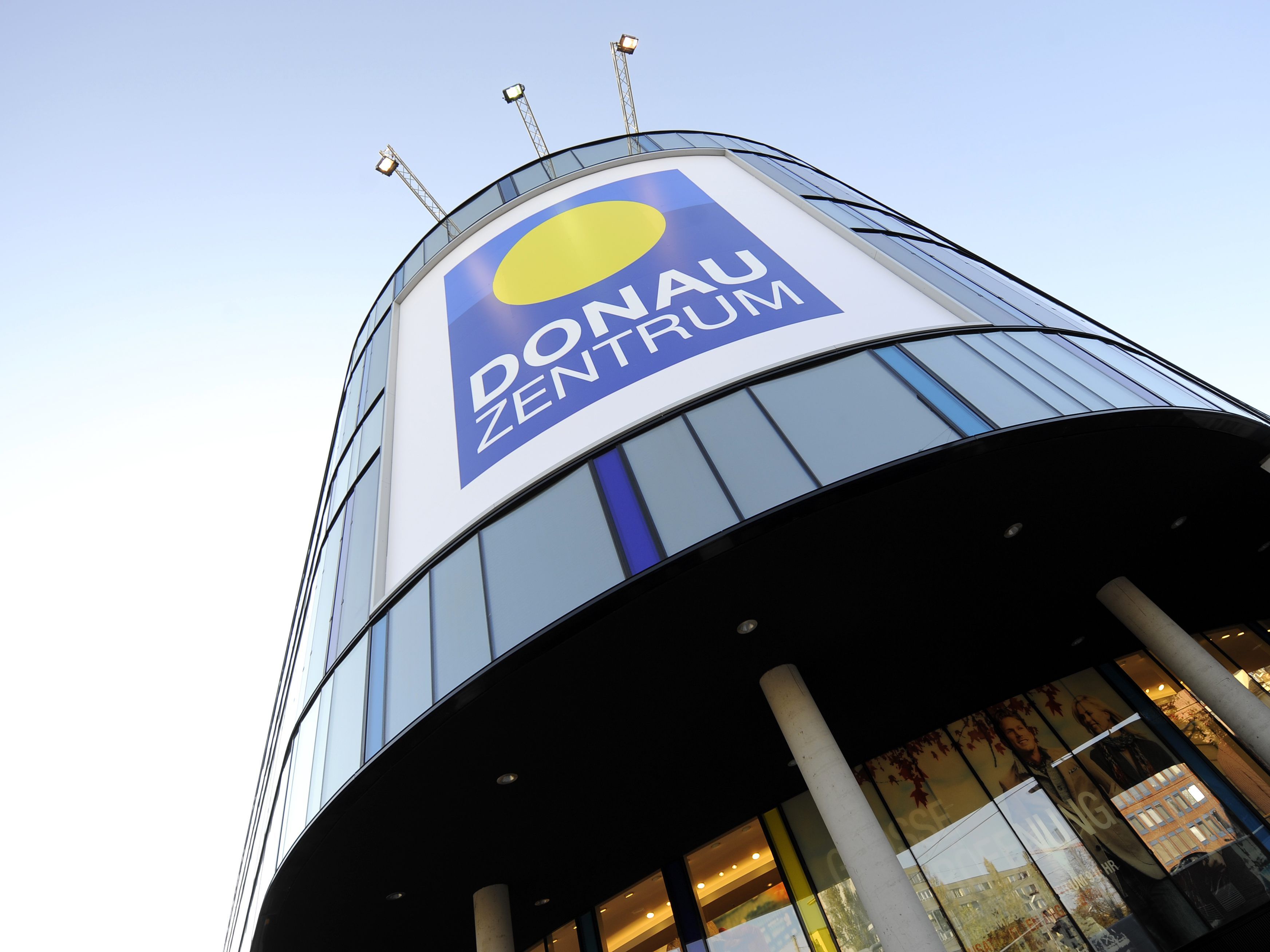 Die beiden Burschen sollen vor dem Donauzentrum zwei Jugendliche ausgeraubt haben. Die beiden Burschen sollen vor dem Donauzentrum zwei Jugendliche ausgeraubt haben.