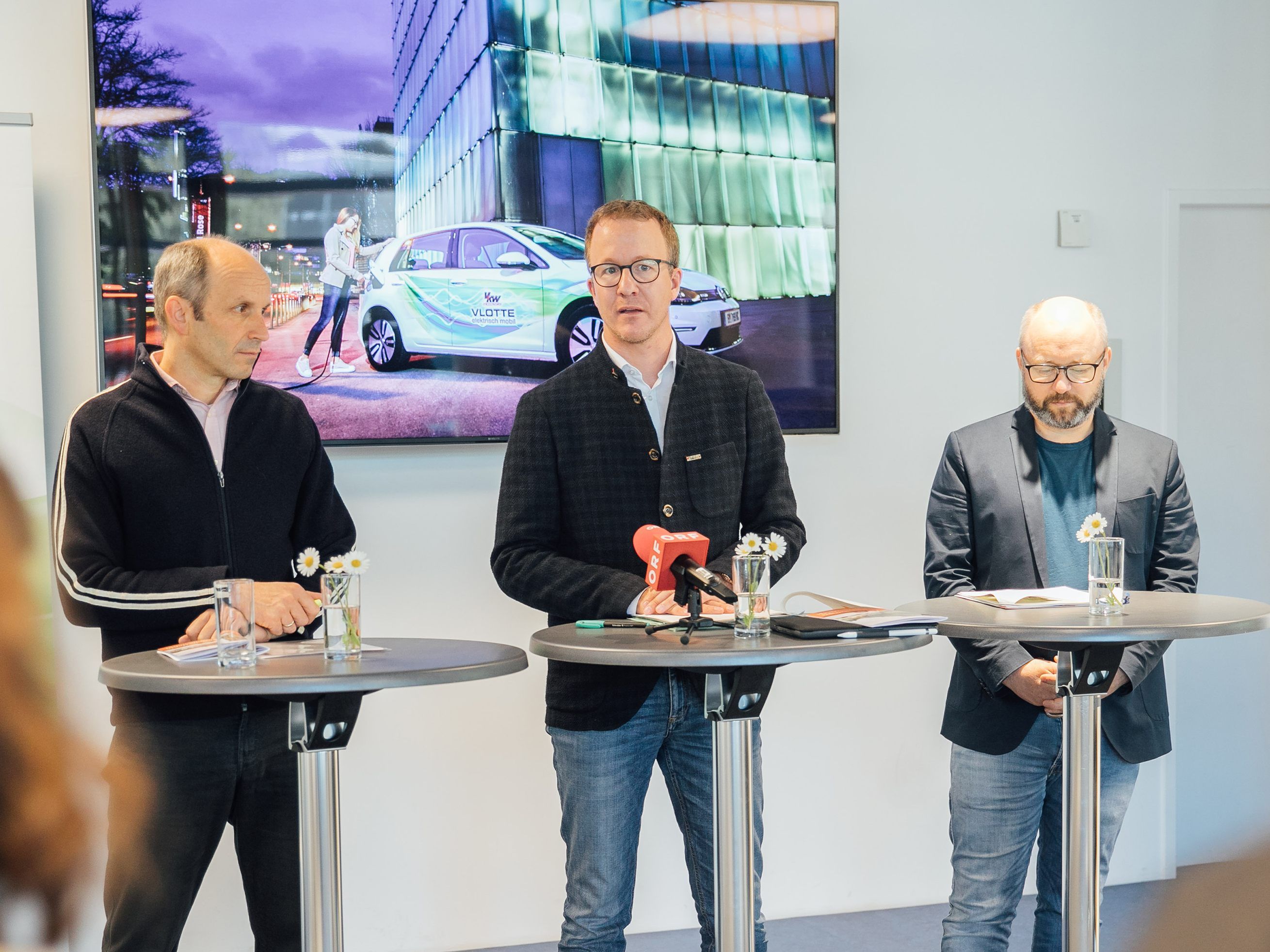 Landesrat Christian Gantner zeigt Vorteile von E-Fahrzeugen auf. Landesrat Christian Gantner zeigt Vorteile von E-Fahrzeugen auf.
