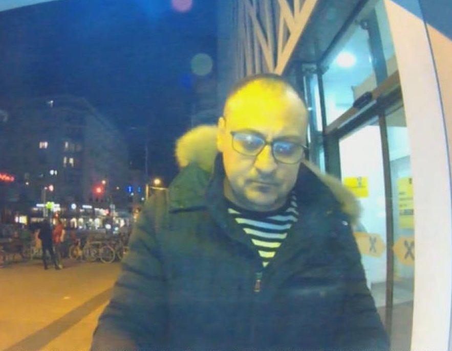 Der Mann wurde von der Bankomatenkamera gefilmt. Der Mann wurde von der Bankomatenkamera gefilmt.