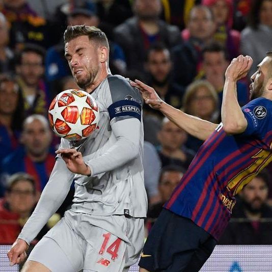 Zweikampf zwischen Henderson und Jordi Alba