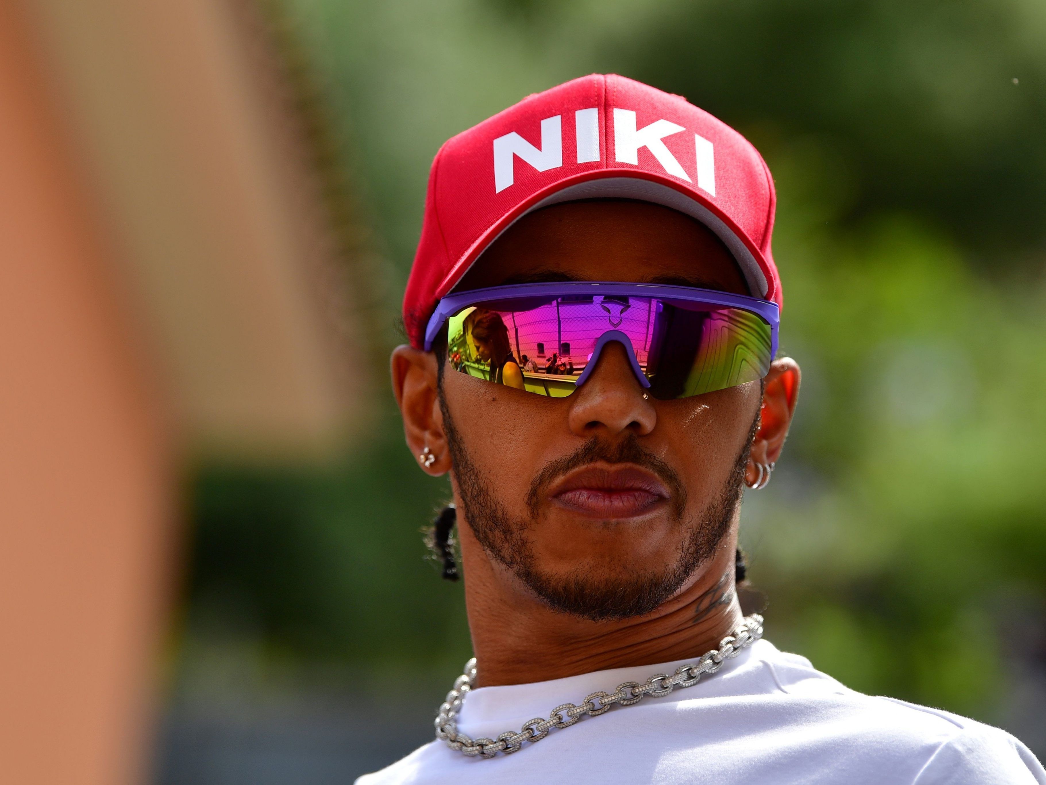 Lewis Hamilton mit einer Schildkappe - das Markenzeichen von Niki Lauda.