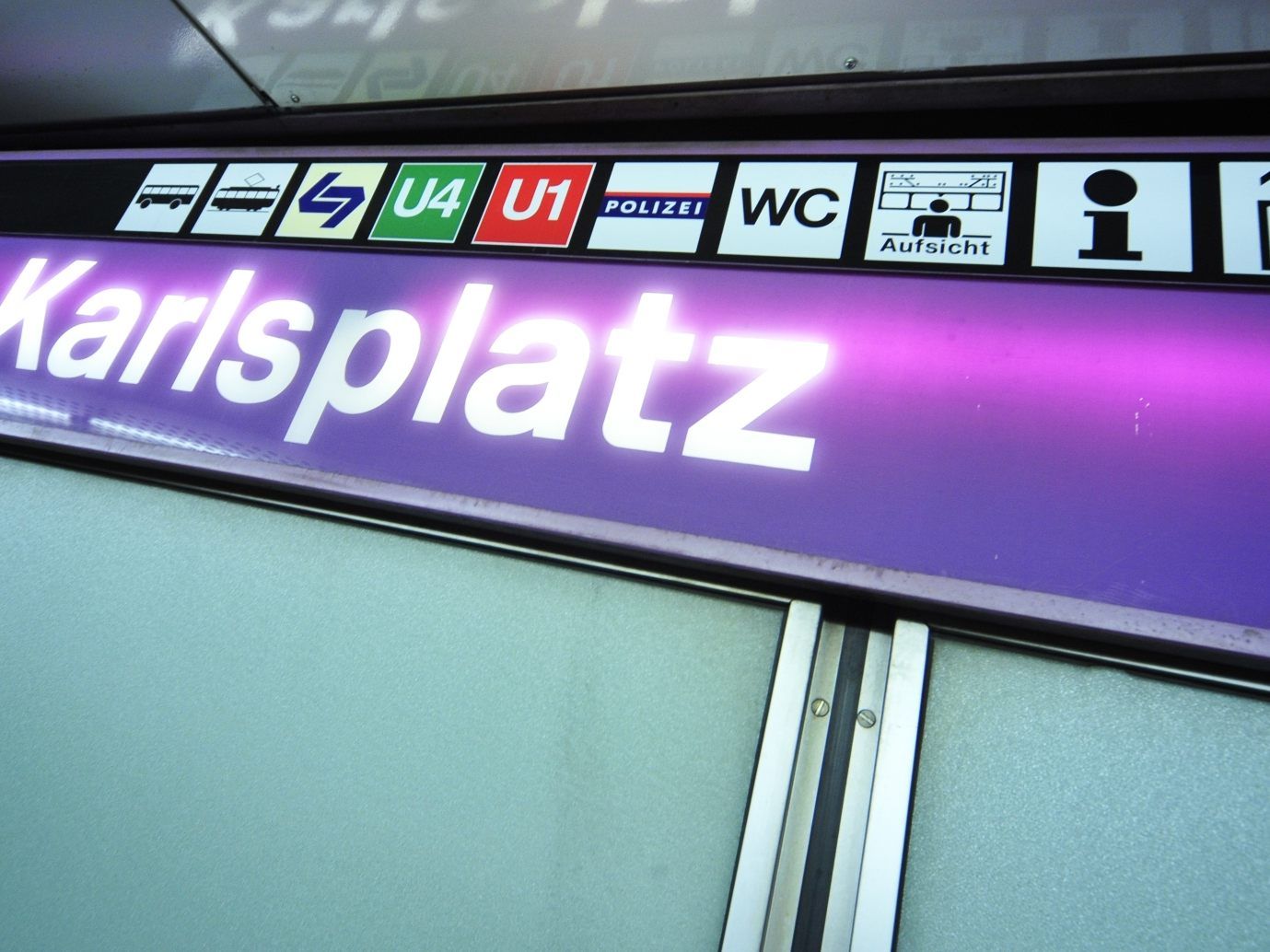 Die 17-Jährige wurde in der Wiener U-Bahnstation Karlsplatz festgenommen. Die 17-Jährige wurde in der Wiener U-Bahnstation Karlsplatz festgenommen.