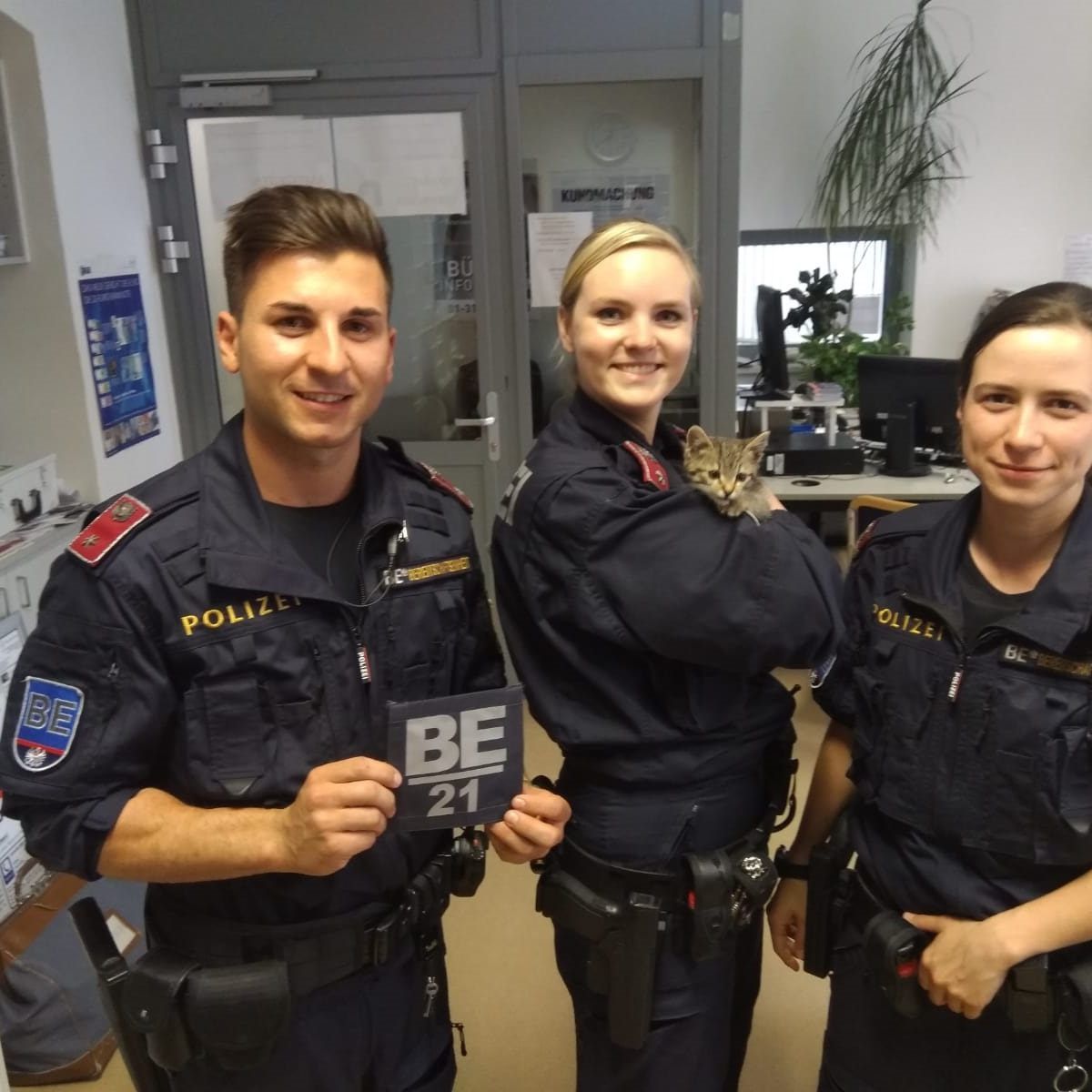 Die Polizisten mit der geretteten Samtpfote