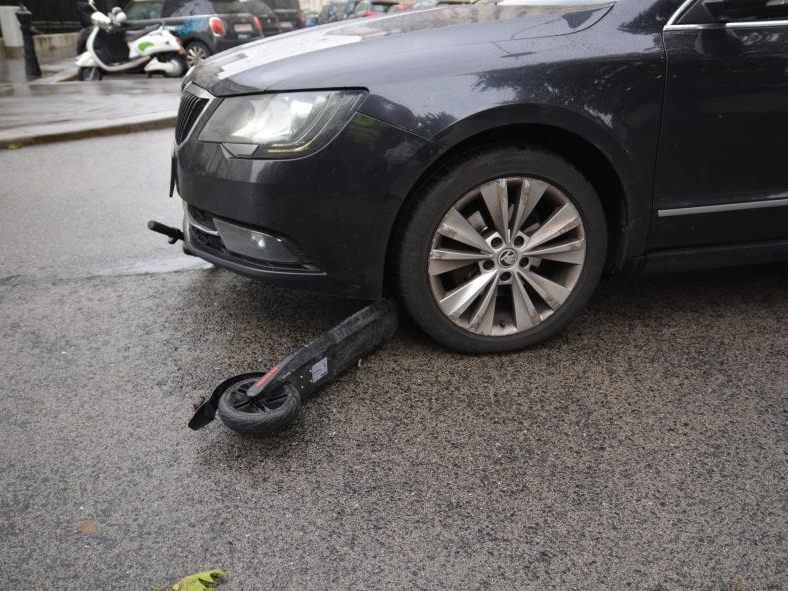 Der 25-Jährige wurde von einem Auto erfasst.