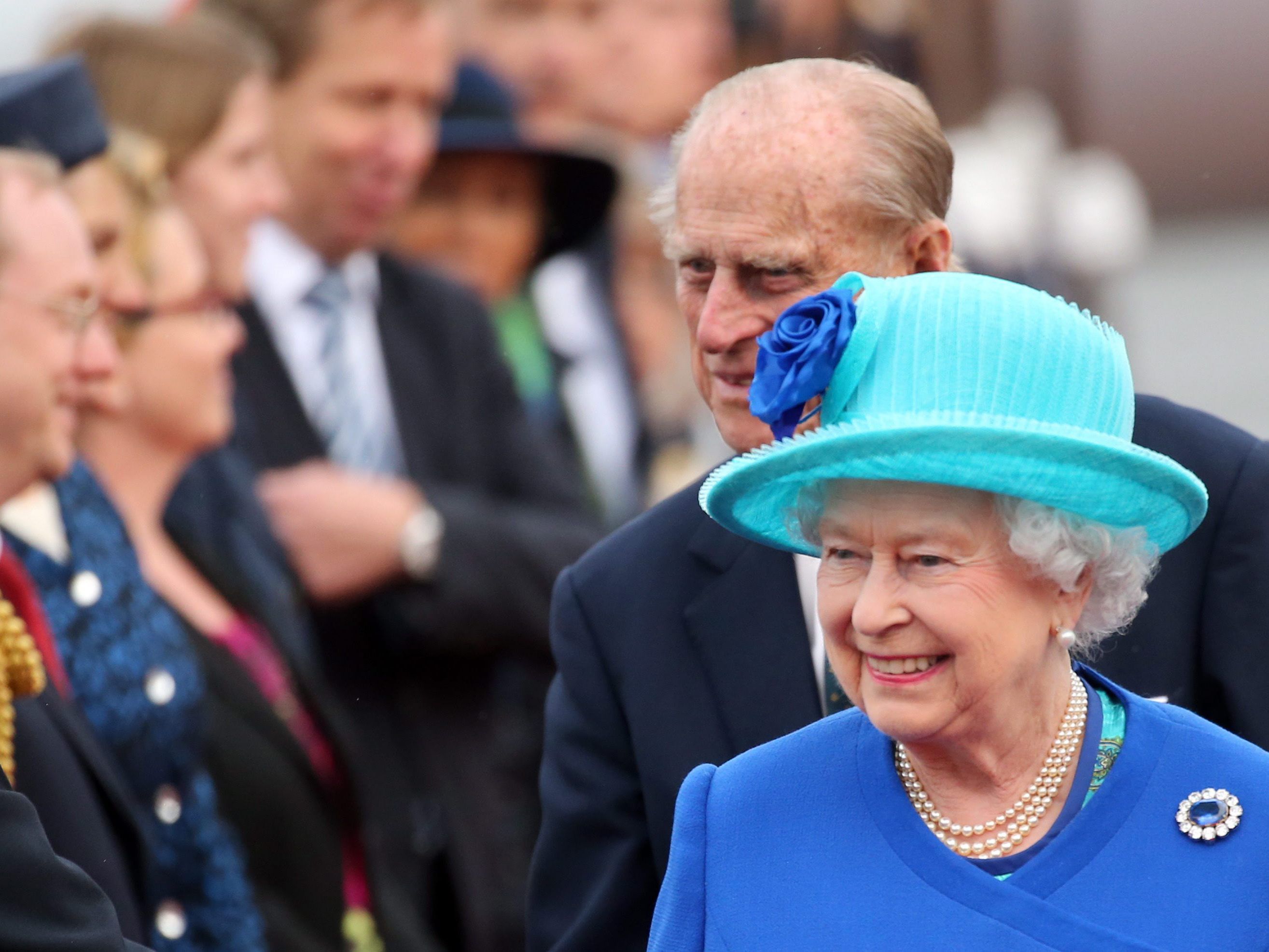 Je mehr die Angestellten mit der Queen zu tun haben, desto höher ist ihr Gehalt. Je mehr die Angestellten mit der Queen zu tun haben, desto höher ist ihr Gehalt.