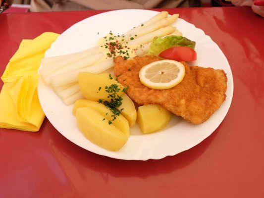 "So sieht ein köstliches Menü mit Spargel aus!" "So sieht ein köstliches Menü mit Spargel aus!"