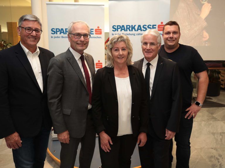 Bürgermeister Wolfgang Matt, Vorstand Anton Steinberger, Silvia und Herbert Caser, Martin Weinzerl.