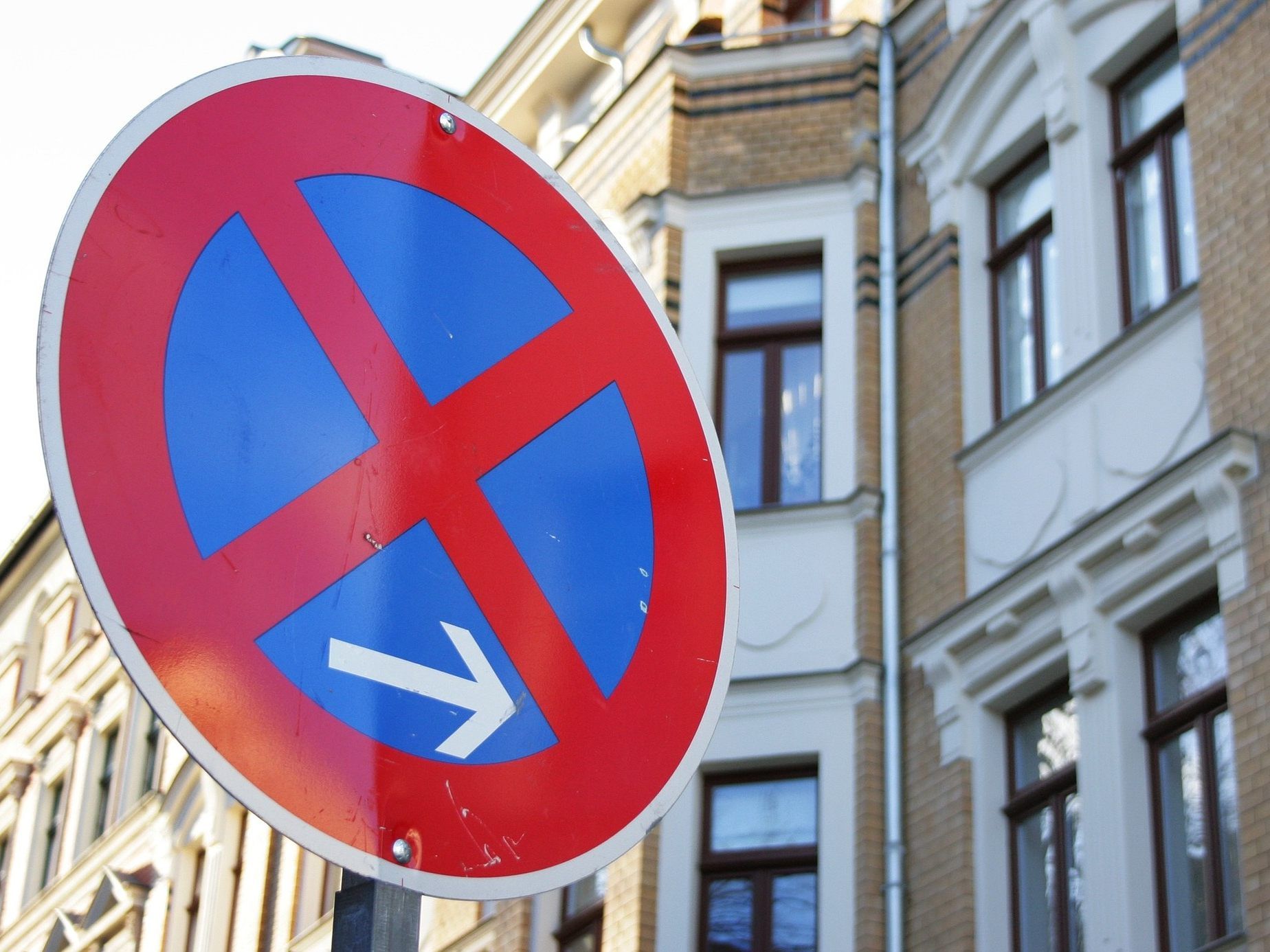 Der Randalierer schlug mit einem Verkehrsschild um sich. Der Randalierer schlug mit einem Verkehrsschild um sich.