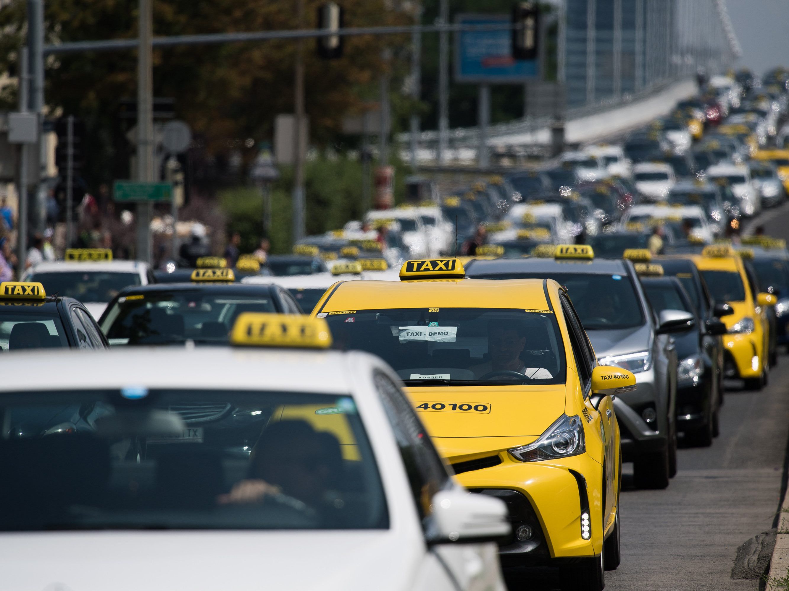 Erneut demonstrieren die Wiener Taxler gegen Uber. Erneut demonstrieren die Wiener Taxler gegen Uber.