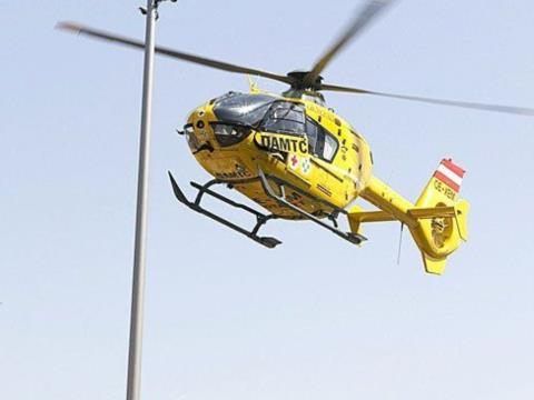 Die schwer verletzte Frau wurde mit dem Notarzt-Heli ins Krankenhaus gebracht, wo sie ihren schweren Verletzungen erlag.