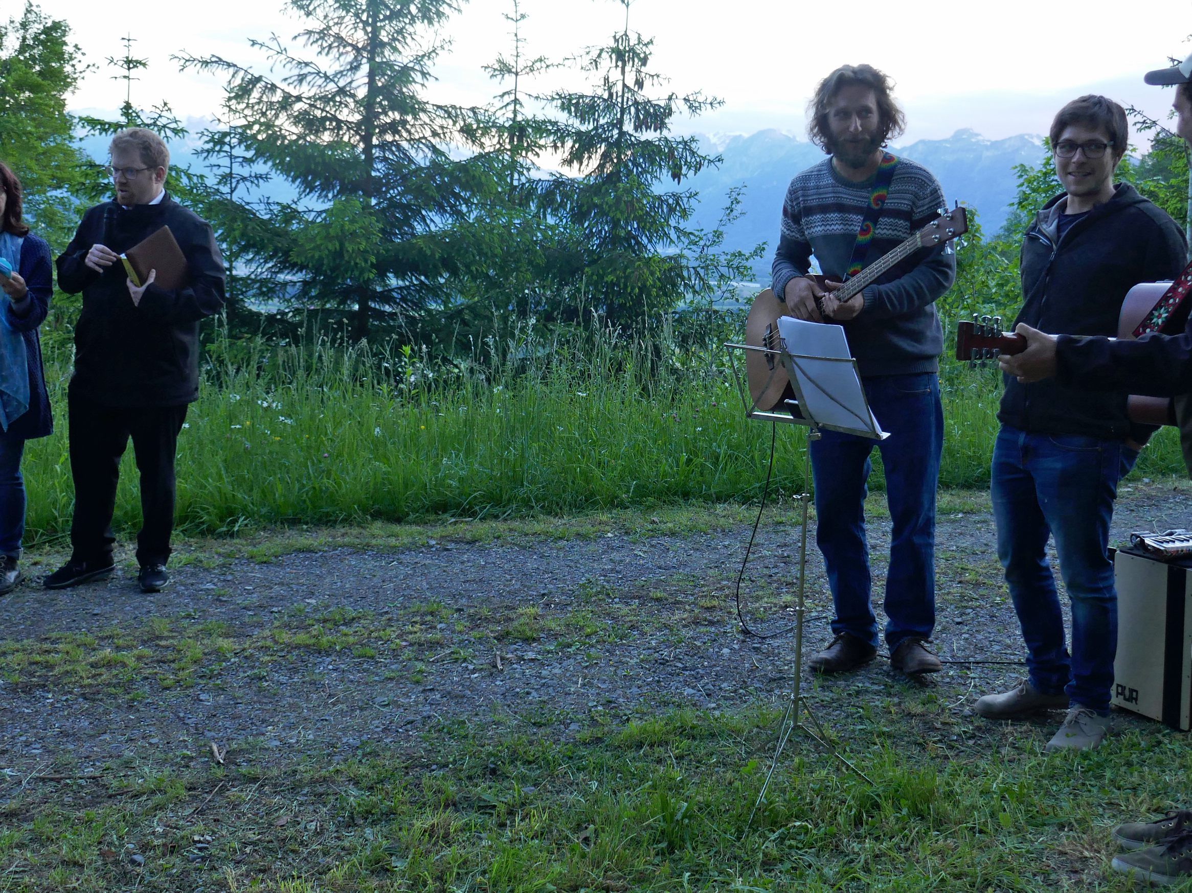 Obfrau Carmen Nachbaur, Jugendseelsorger Fabian Jochum und die Akustik-Band "kurzfristig" gemeinsam im Dienst der guten Sache.