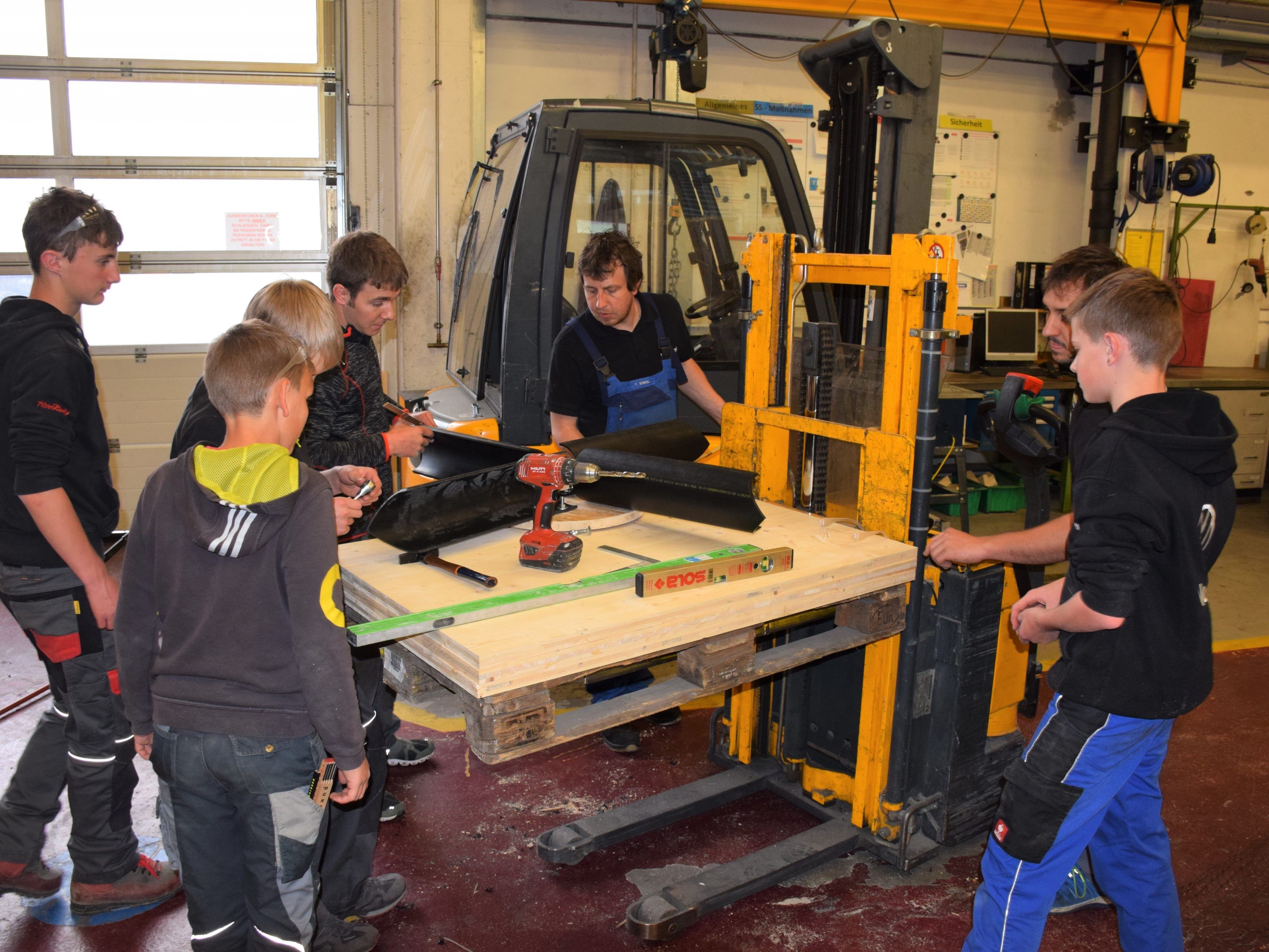 Handwerker und Mittelschüler waren mit vereinten Kräften in den Werkstätten am Werk.