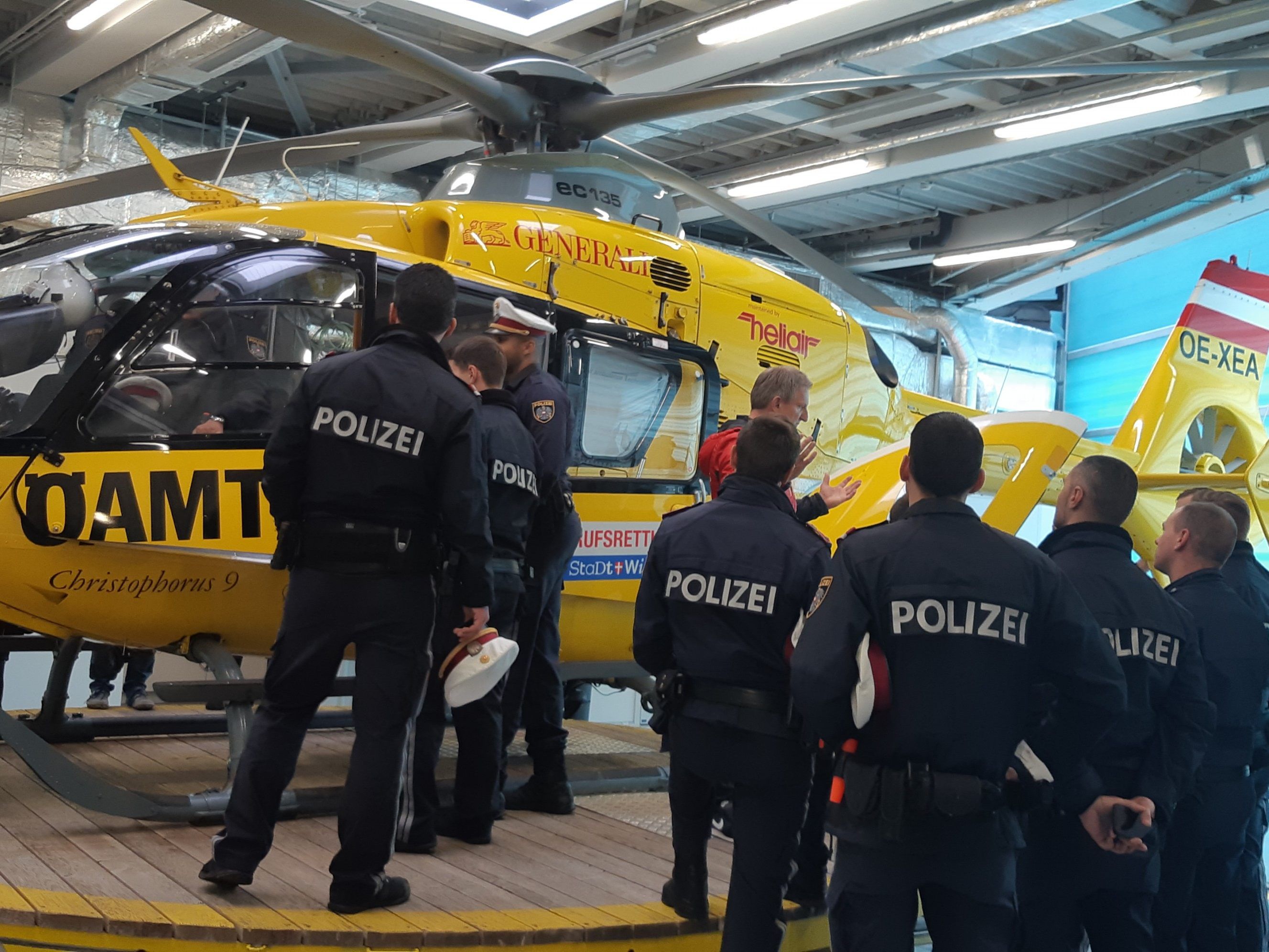 Motorrad-Polizisten besuchten die "Gelben Engel" Motorrad-Polizisten besuchten die "Gelben Engel"