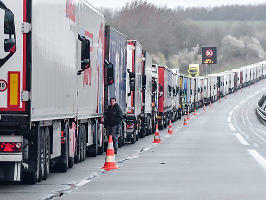 Lkws im Stau auf der Autobahn