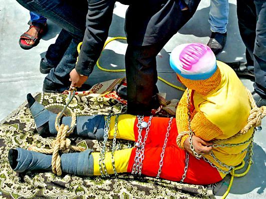 Zauberer Jadugar Mandrake (sitzend) vor seinem tödlichen Trick Zauberer Jadugar Mandrake (sitzend) vor seinem tödlichen Trick