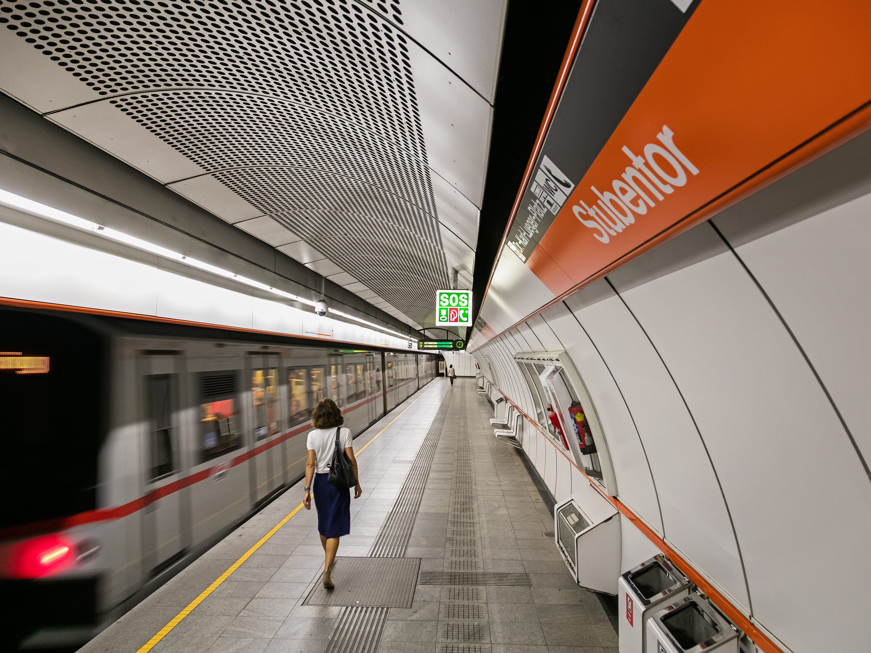 Der Mann schlief in der U3-Station Stubentor in Wien-Landstraße