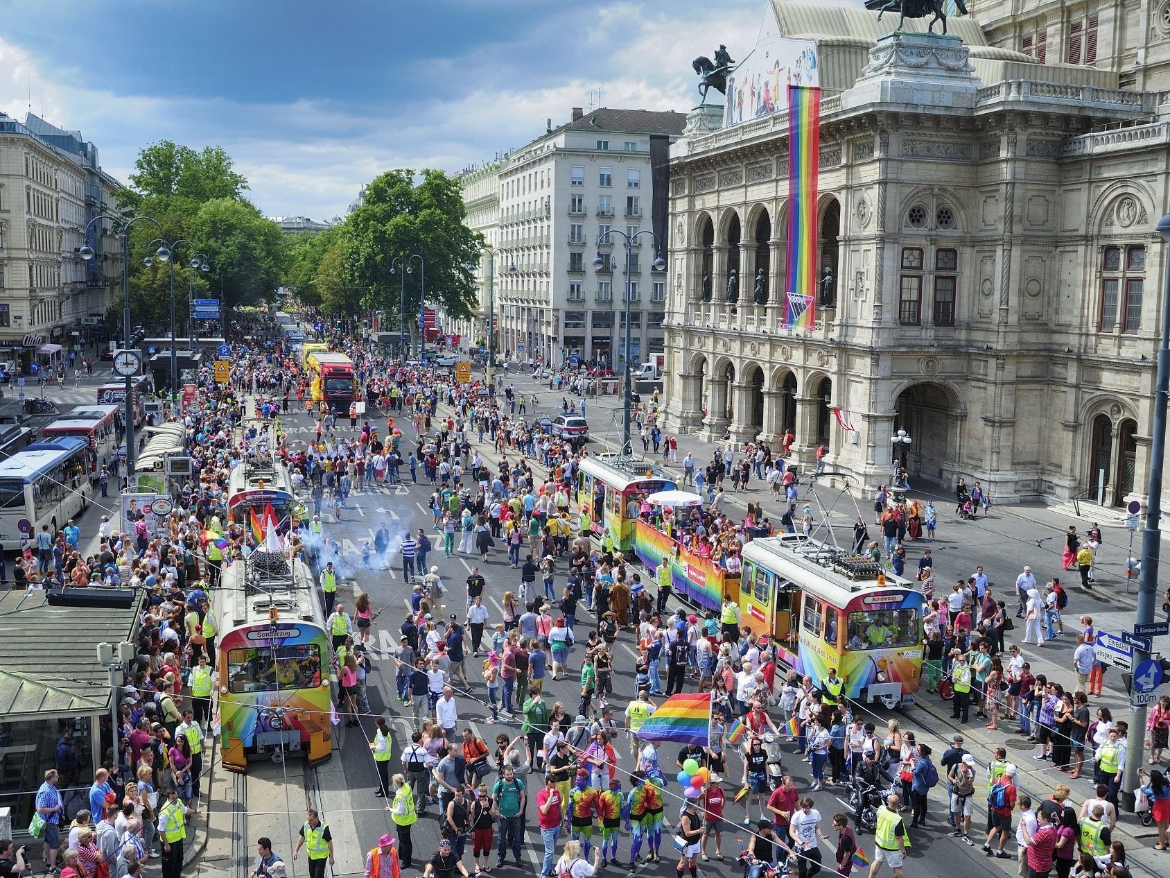 Bei der Pride-Parade in Wien werden rund 300.000 Teilnehmer erwartet. Bei der Pride-Parade in Wien werden rund 300.000 Teilnehmer erwartet.