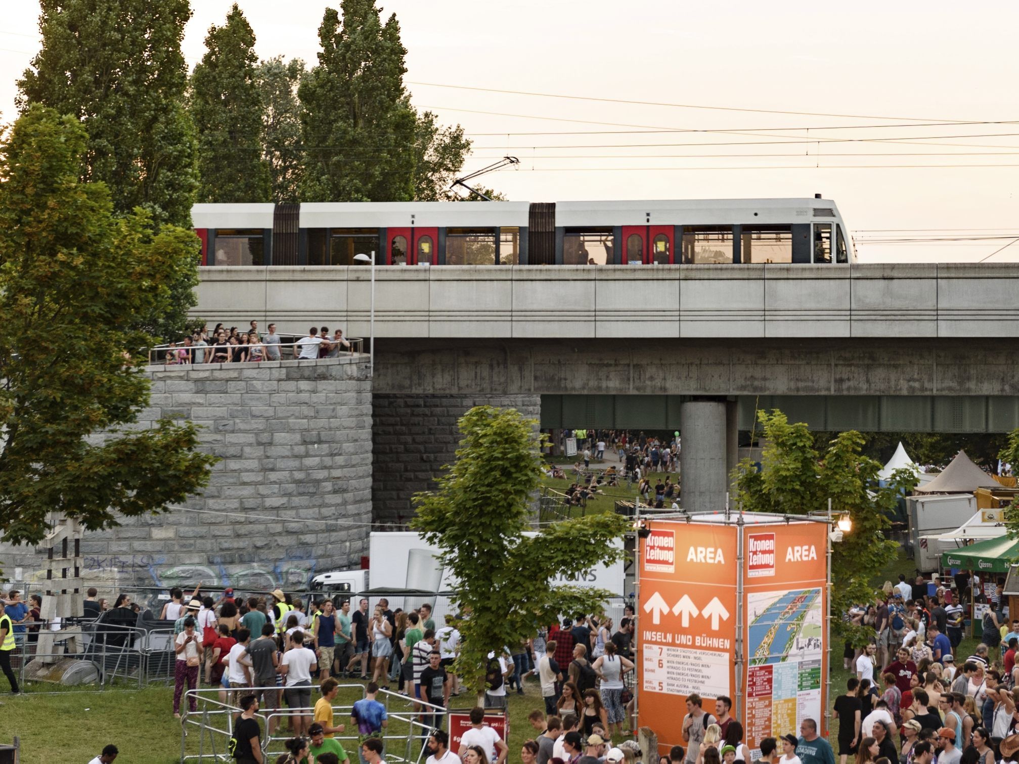Die Wiener Linien verdichten die Intervalle. Die Wiener Linien verdichten die Intervalle.