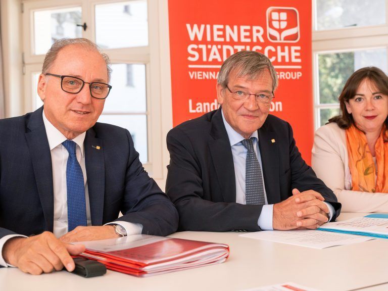 Landesdirektor Burkhard Berchtel, Generaldir. Robert Lasshofer, Vorstand Doris Wendler: „2018 war ein gutes Jahr“.