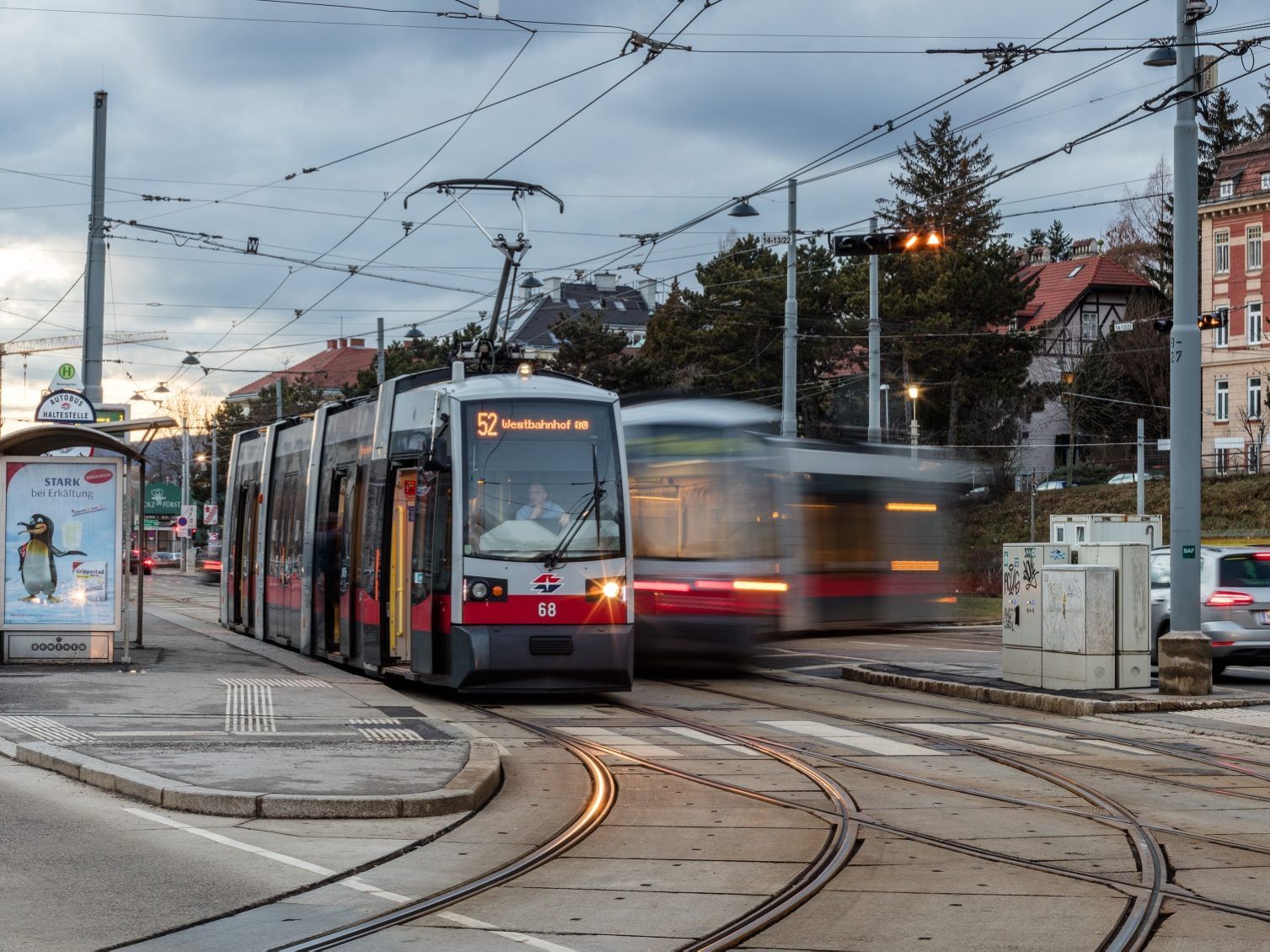 Auf der Linzer Straße kollidierten das Auto und die Straßenbahn. Auf der Linzer Straße kollidierten das Auto und die Straßenbahn.