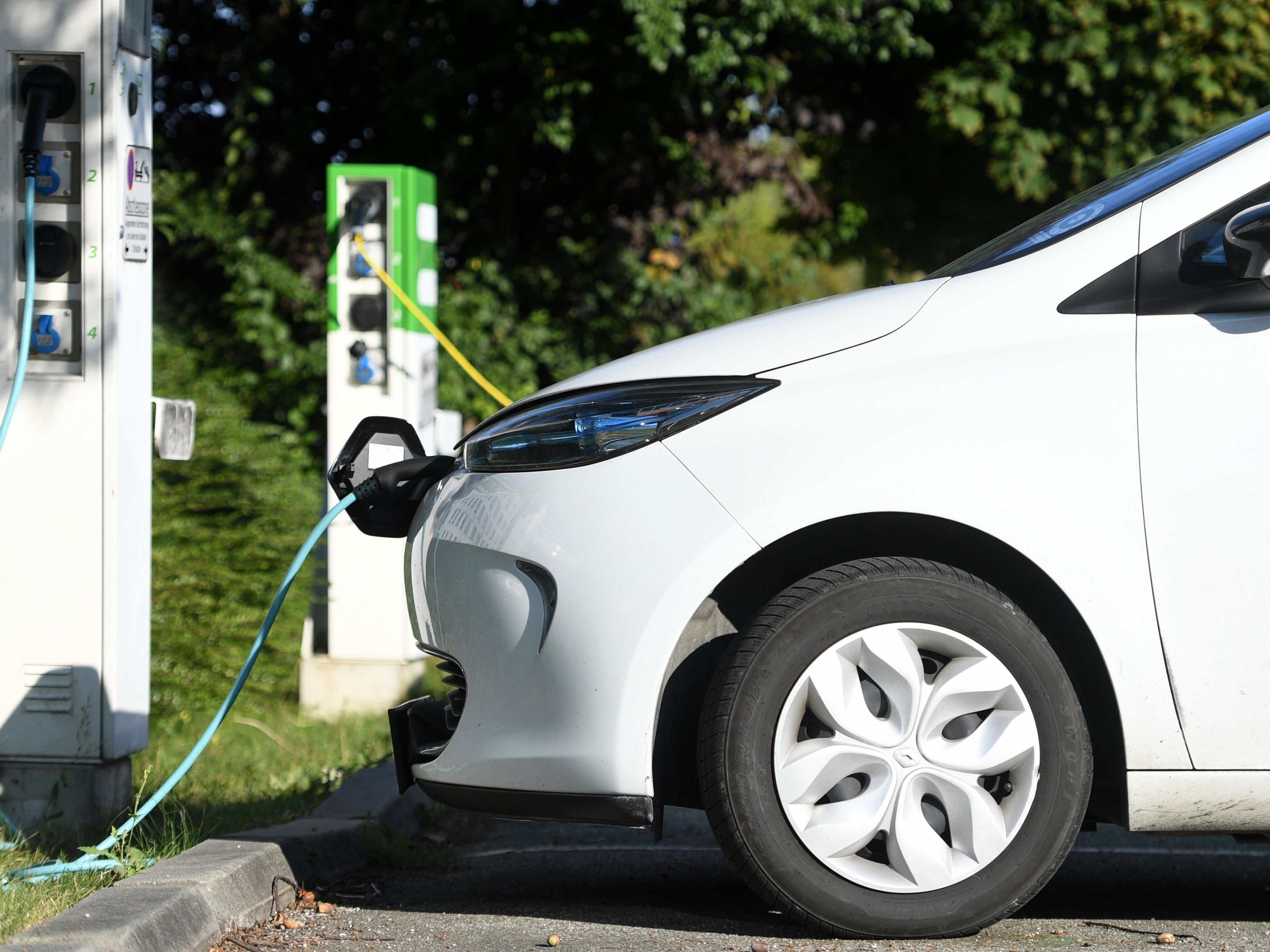 Ab 1. Juli müssen alle neu typisierten E-Autos ein akustisches Warnsignal eingebaut haben. Ab 1. Juli müssen alle neu typisierten E-Autos ein akustisches Warnsignal eingebaut haben.