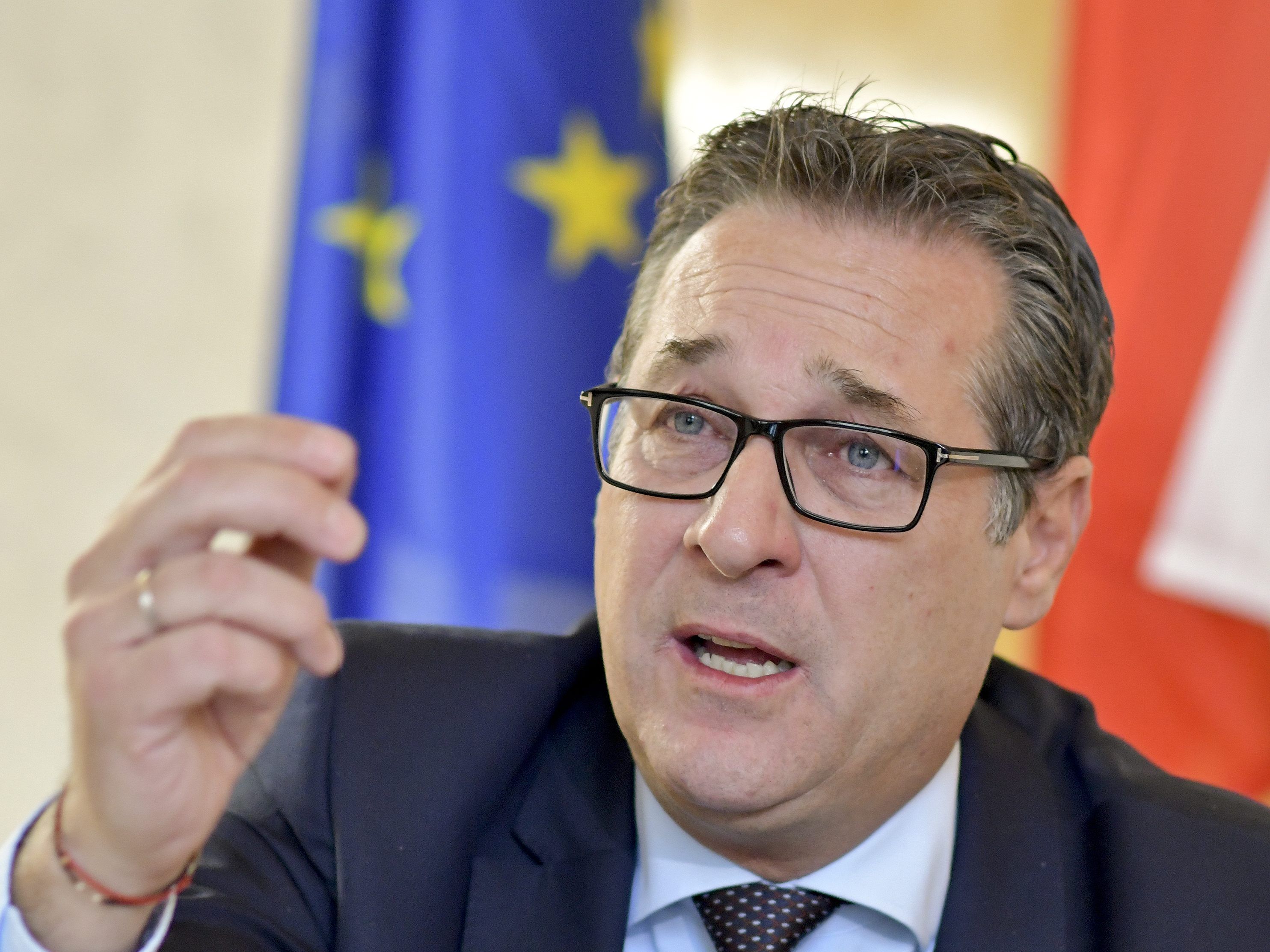 Heinz-Christian Strache wird wohl auf das ihm zustehende Mandat im EU-Parlament verzichten Heinz-Christian Strache wird wohl auf das ihm zustehende Mandat im EU-Parlament verzichten