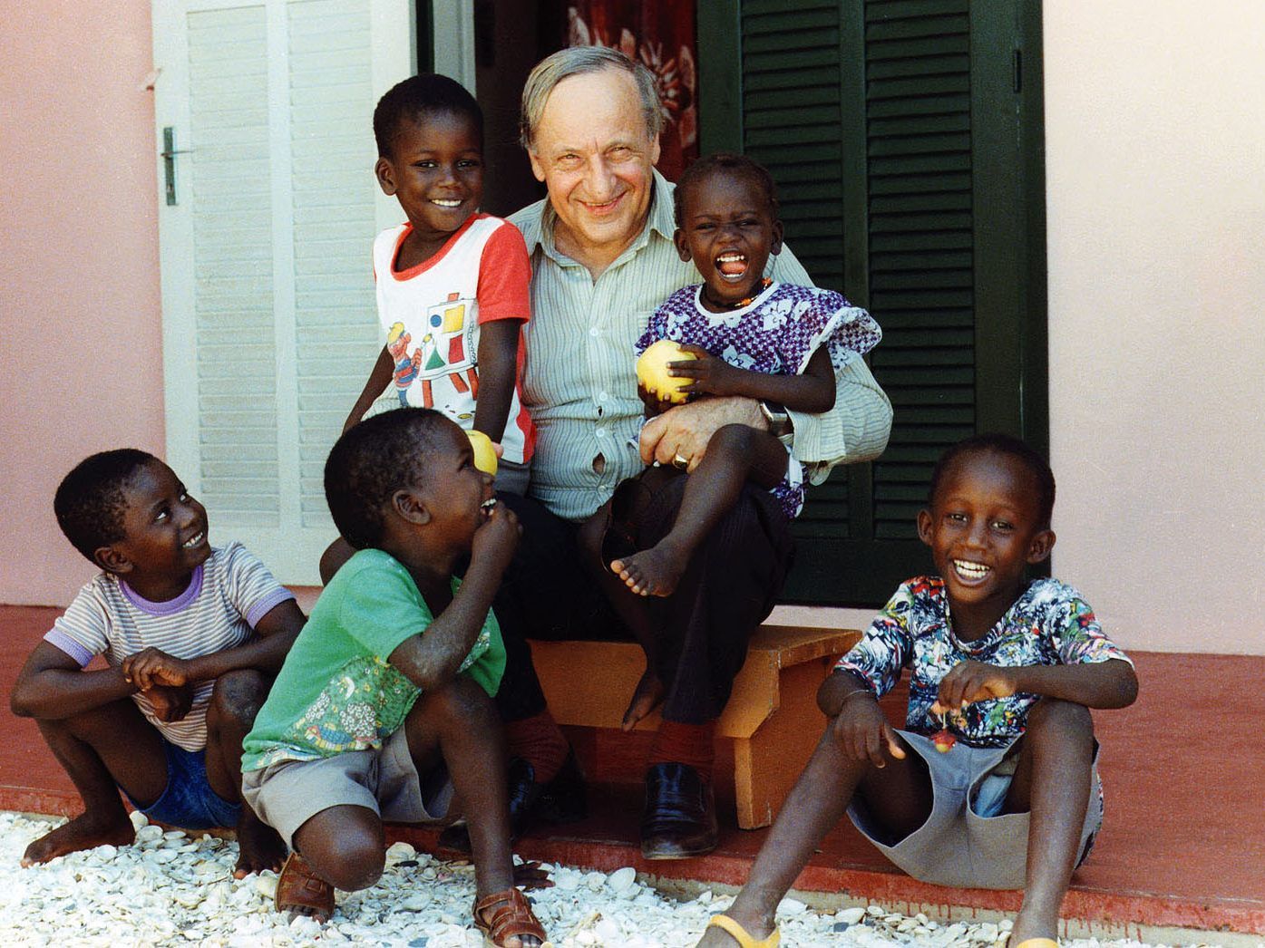 Hermann Gmeiner weitete sein Engagement für Kinder auf die ganze Welt. aus. Hermann Gmeiner weitete sein Engagement für Kinder auf die ganze Welt. aus.