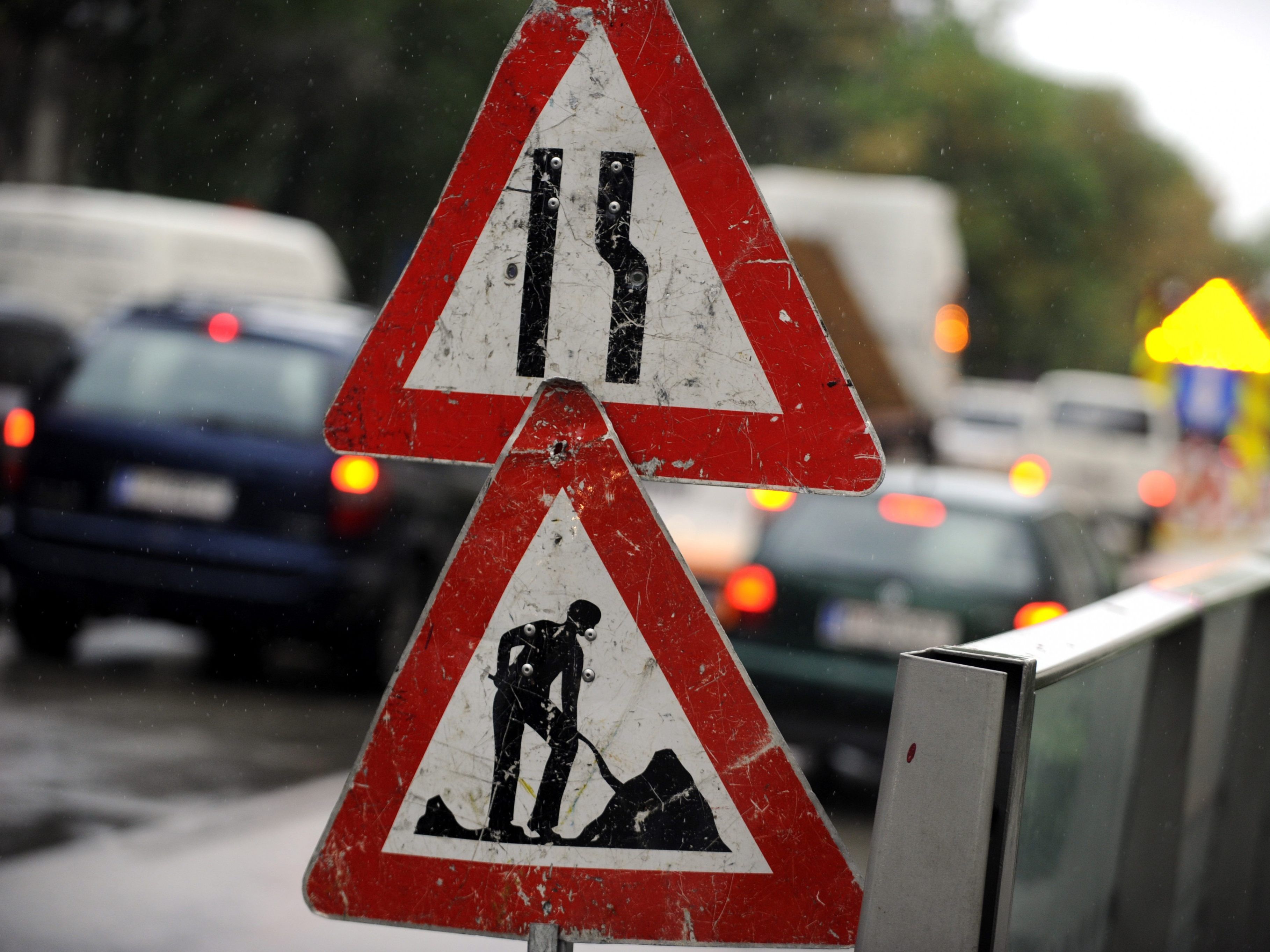 Ein Fahrstreifen wird für den Verkehr freigehalten. Ein Fahrstreifen wird für den Verkehr freigehalten.