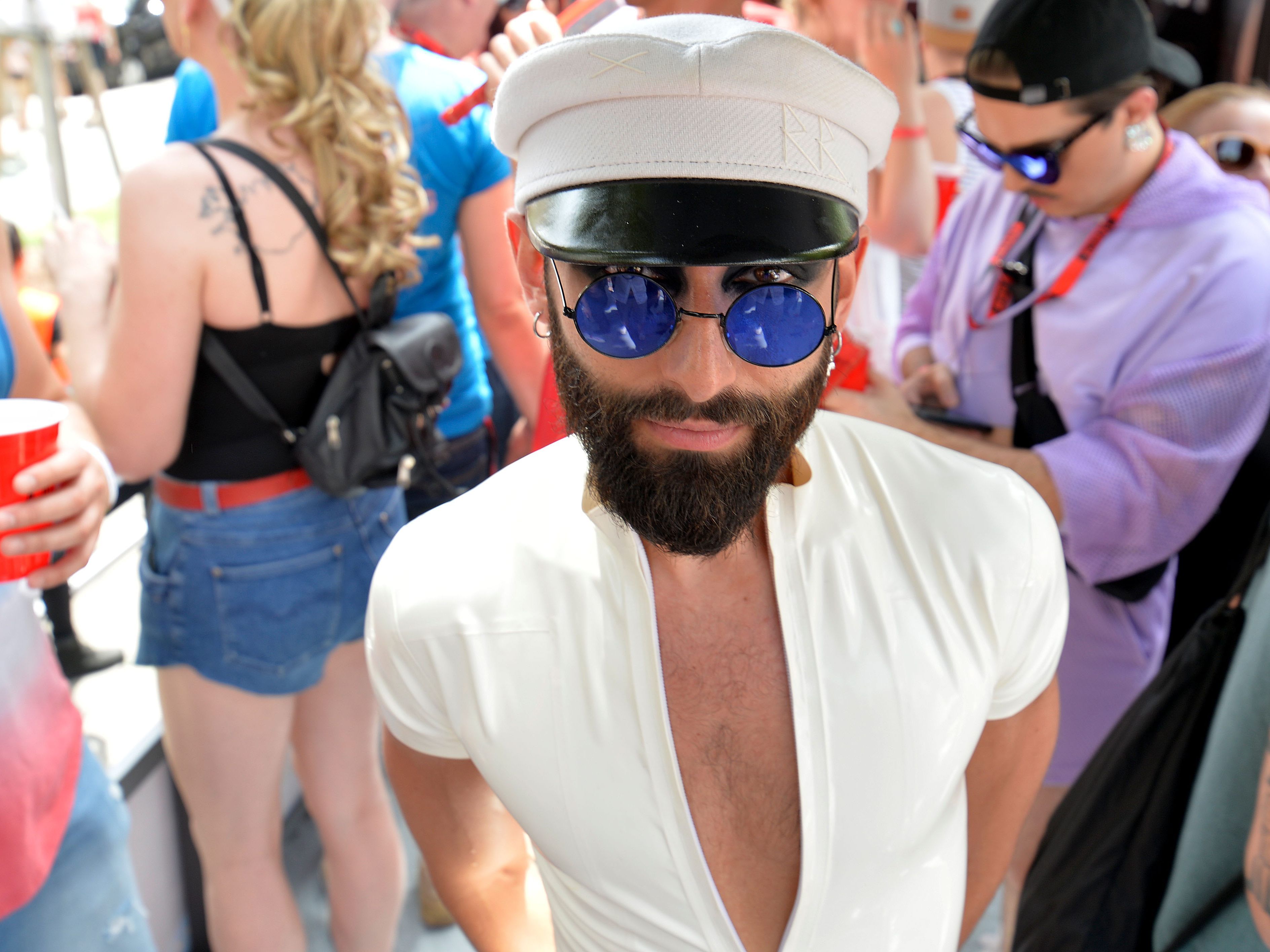 Conchita nahm ganz in weiß an der Regenbogenparade teil. Conchita nahm ganz in weiß an der Regenbogenparade teil.