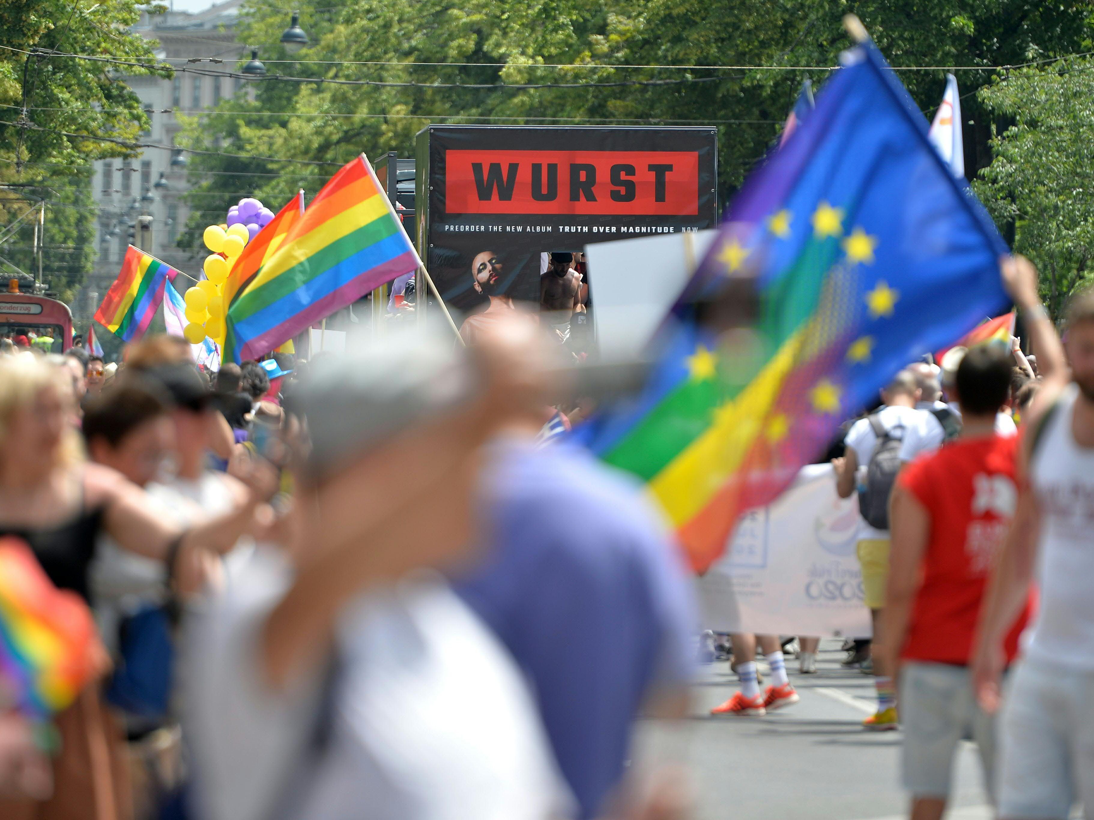 Um 12 Uhr startet die Regenbogenparade am Wiener Ring. Um 12 Uhr startet die Regenbogenparade am Wiener Ring.