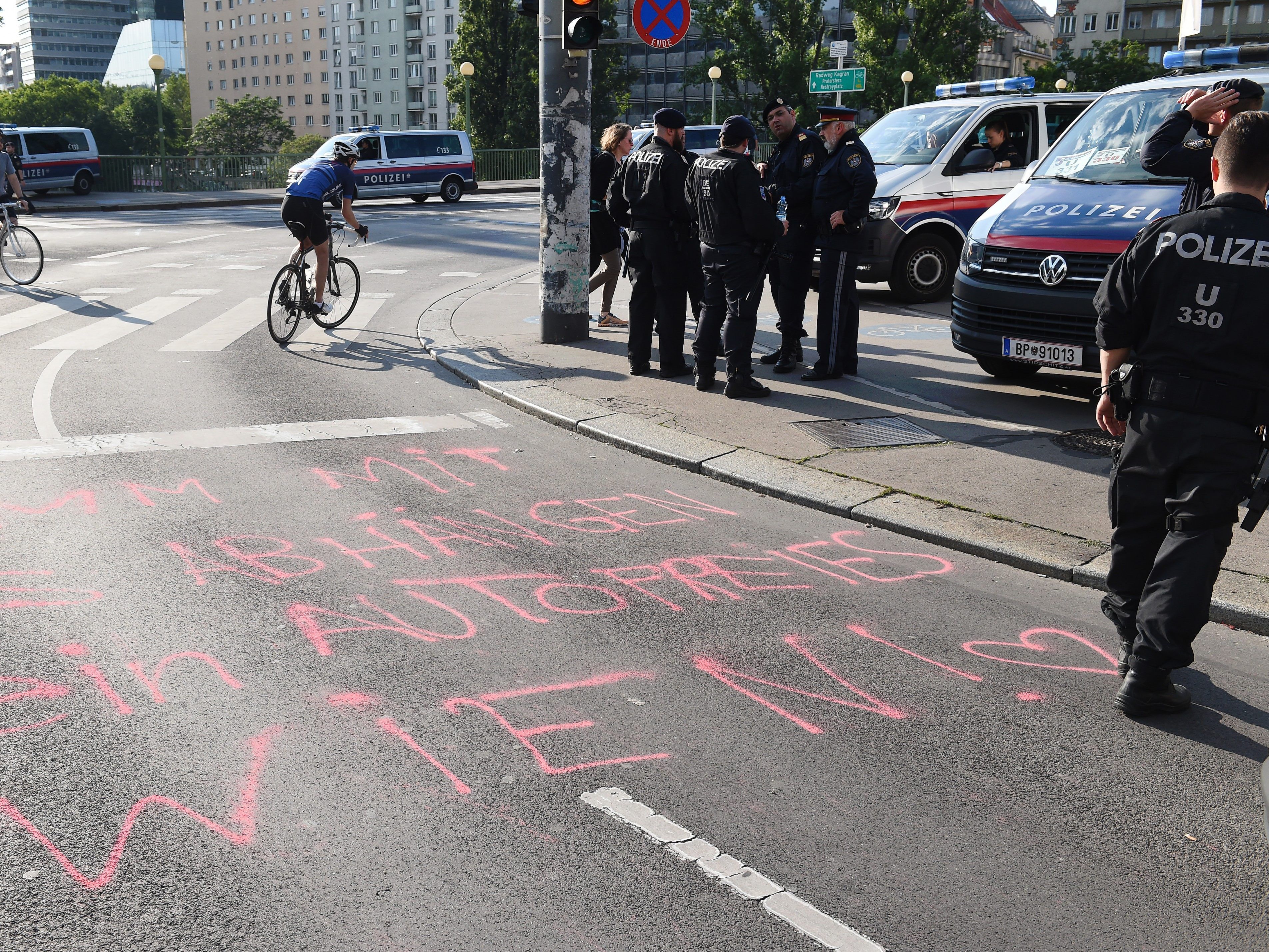 Die Demo soll am Ort des Geschehens bei der Urania stattfinden. Die Demo soll am Ort des Geschehens bei der Urania stattfinden.