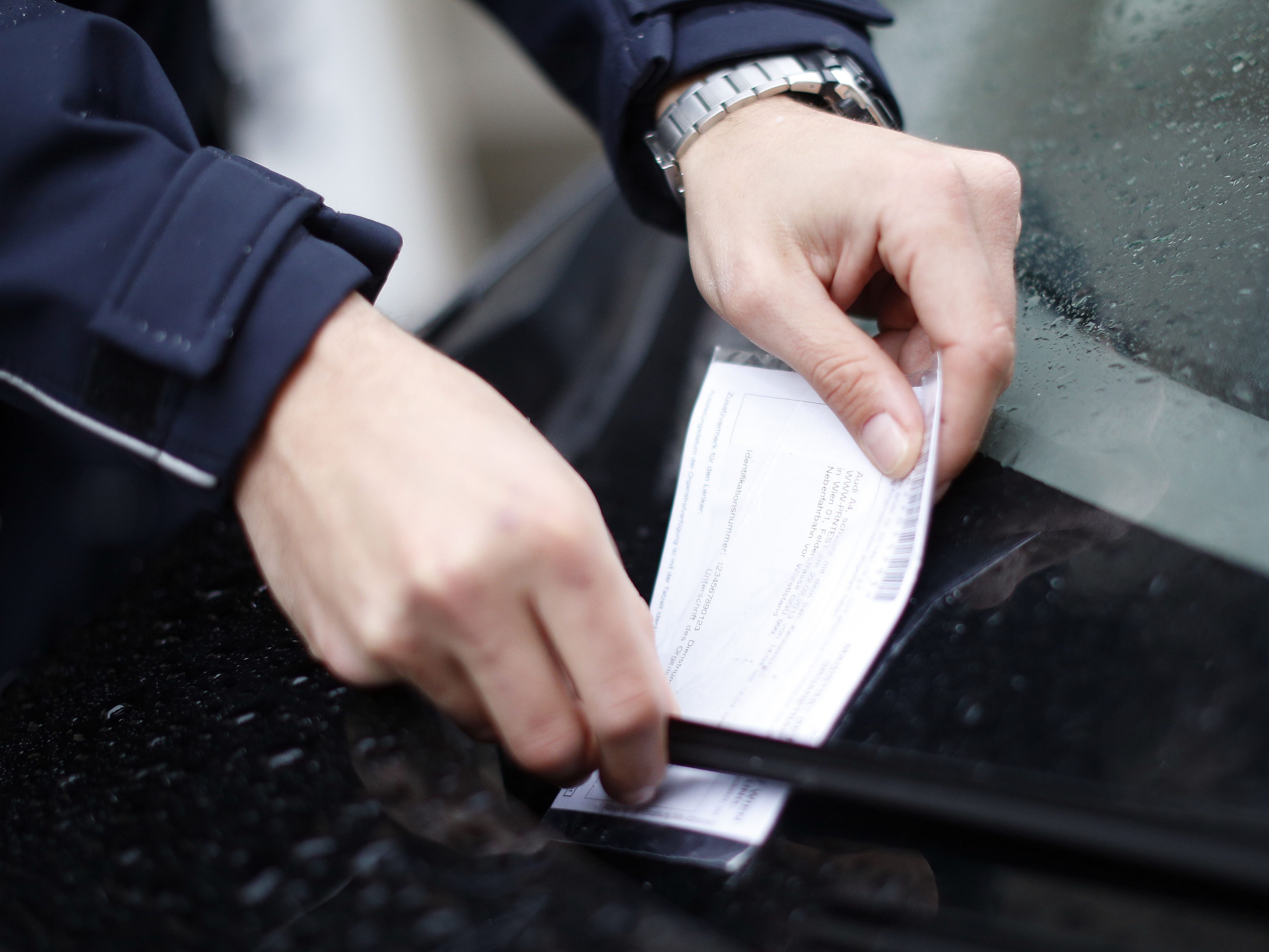 Der Autolenker reagierte nicht gerade positiv auf den weiblichen Parksheriff