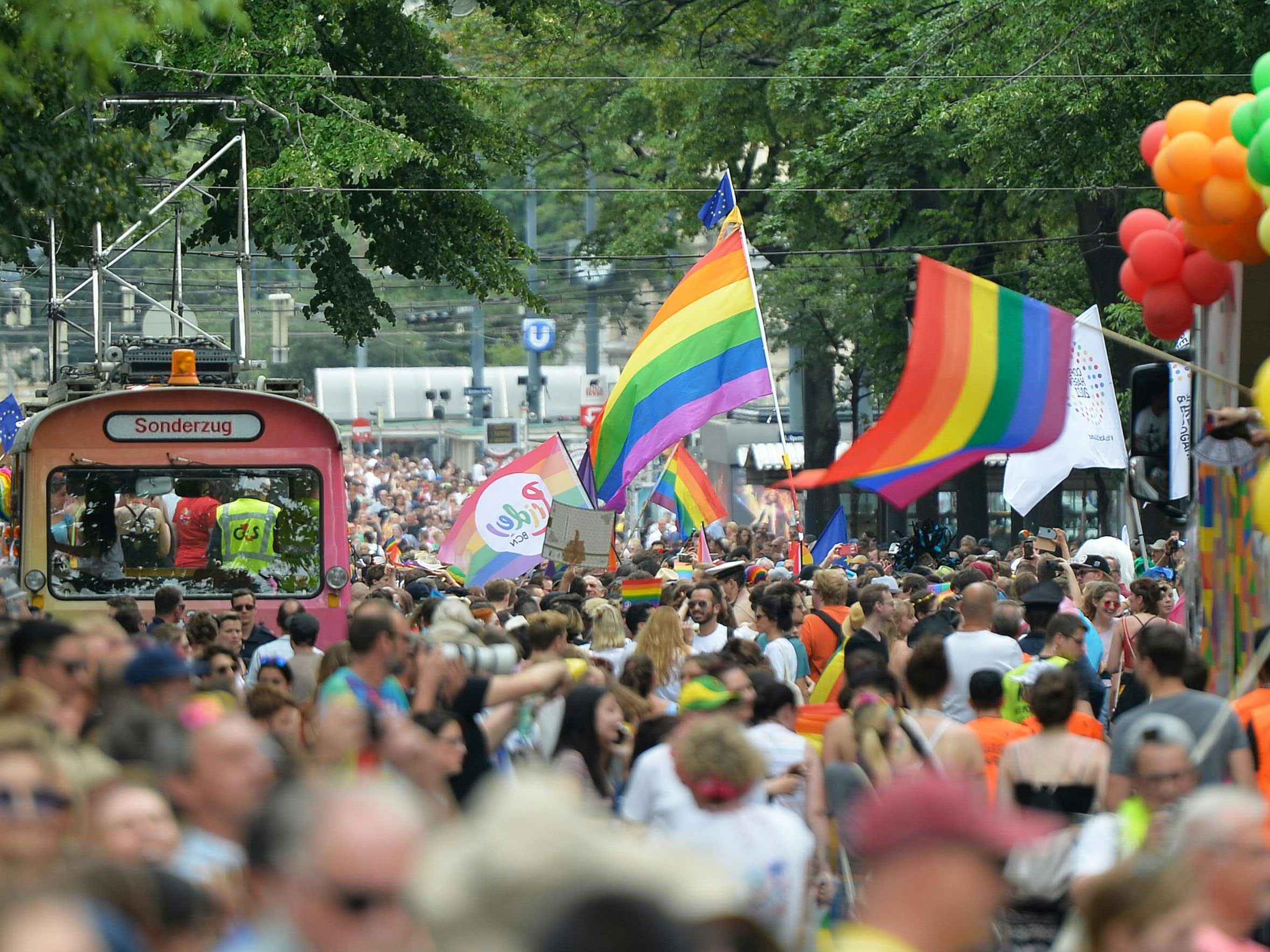 An der Regenbogenparade in Wien nahmen rund 500.000 Menschen teil. An der Regenbogenparade in Wien nahmen rund 500.000 Menschen teil.