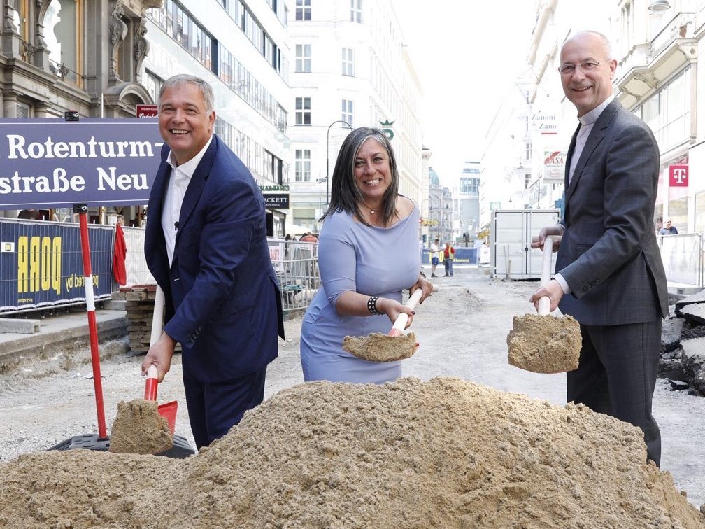 Wiens Wirtschaftskammer-Präsident Walter Ruck (L.), Planungsstadträtin Maria Vassilakou (Grüne) und Dompfarrer Toni Faber während des Spatenstiches für die Umbauarbeiten der Rotenturmstraße am Mittwoch