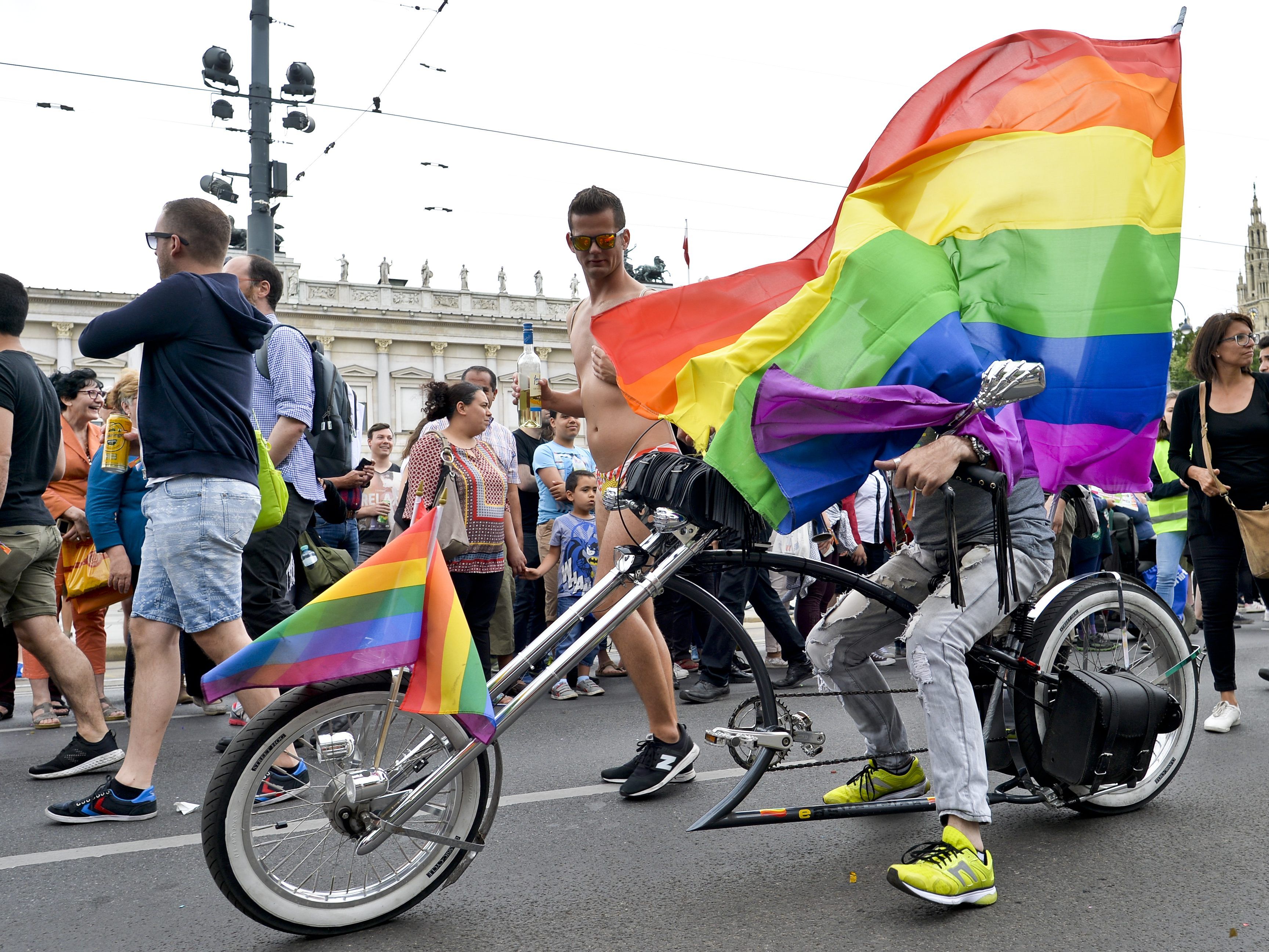 Bei der Wiener Regenbogenparade wird ein neuer Teilnehmer-Rekord erwartet. Bei der Wiener Regenbogenparade wird ein neuer Teilnehmer-Rekord erwartet.