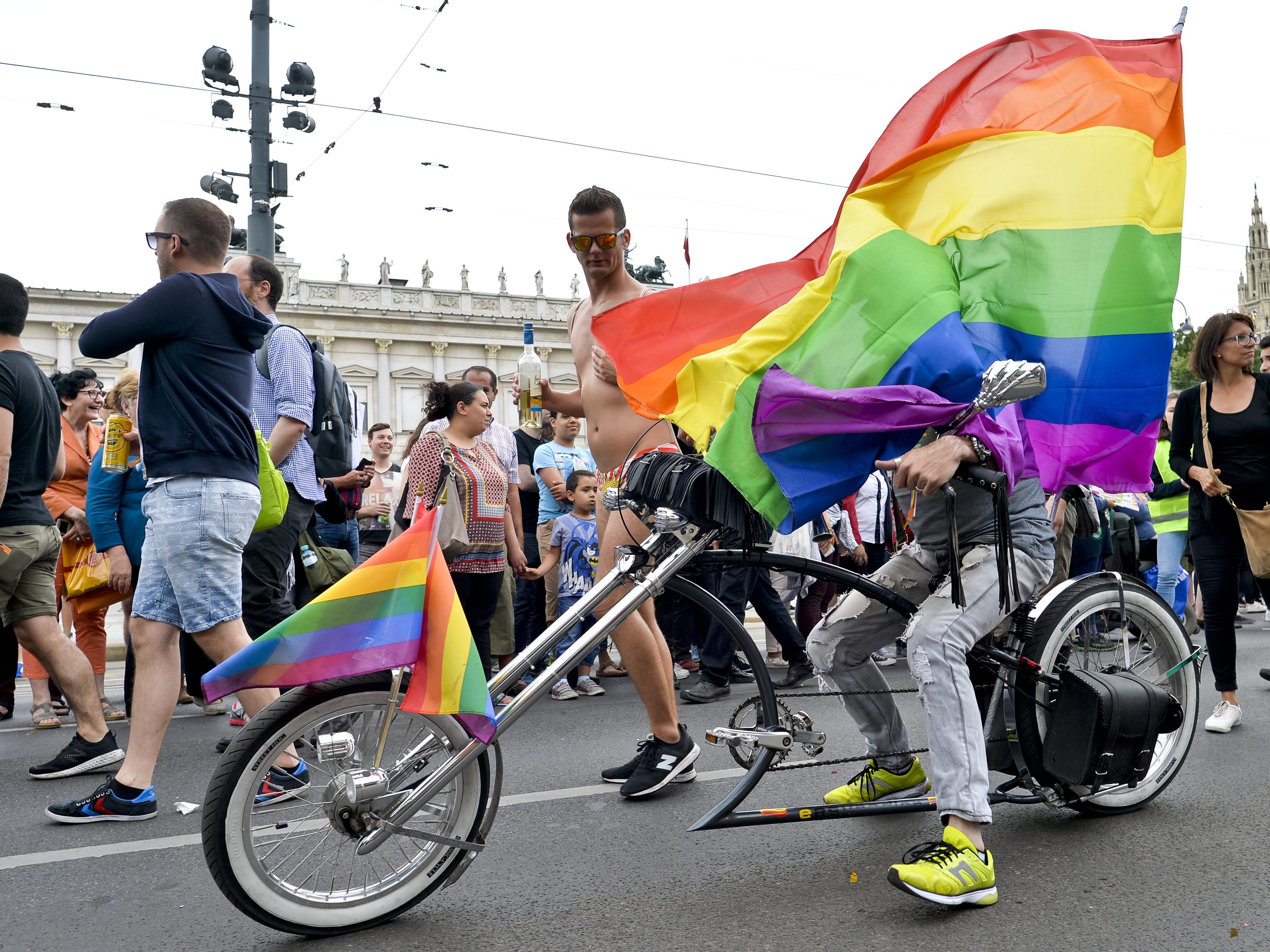 Bei der Wiener Regenbogenparade wird ein neuer Teilnehmer-Rekord erwartet.