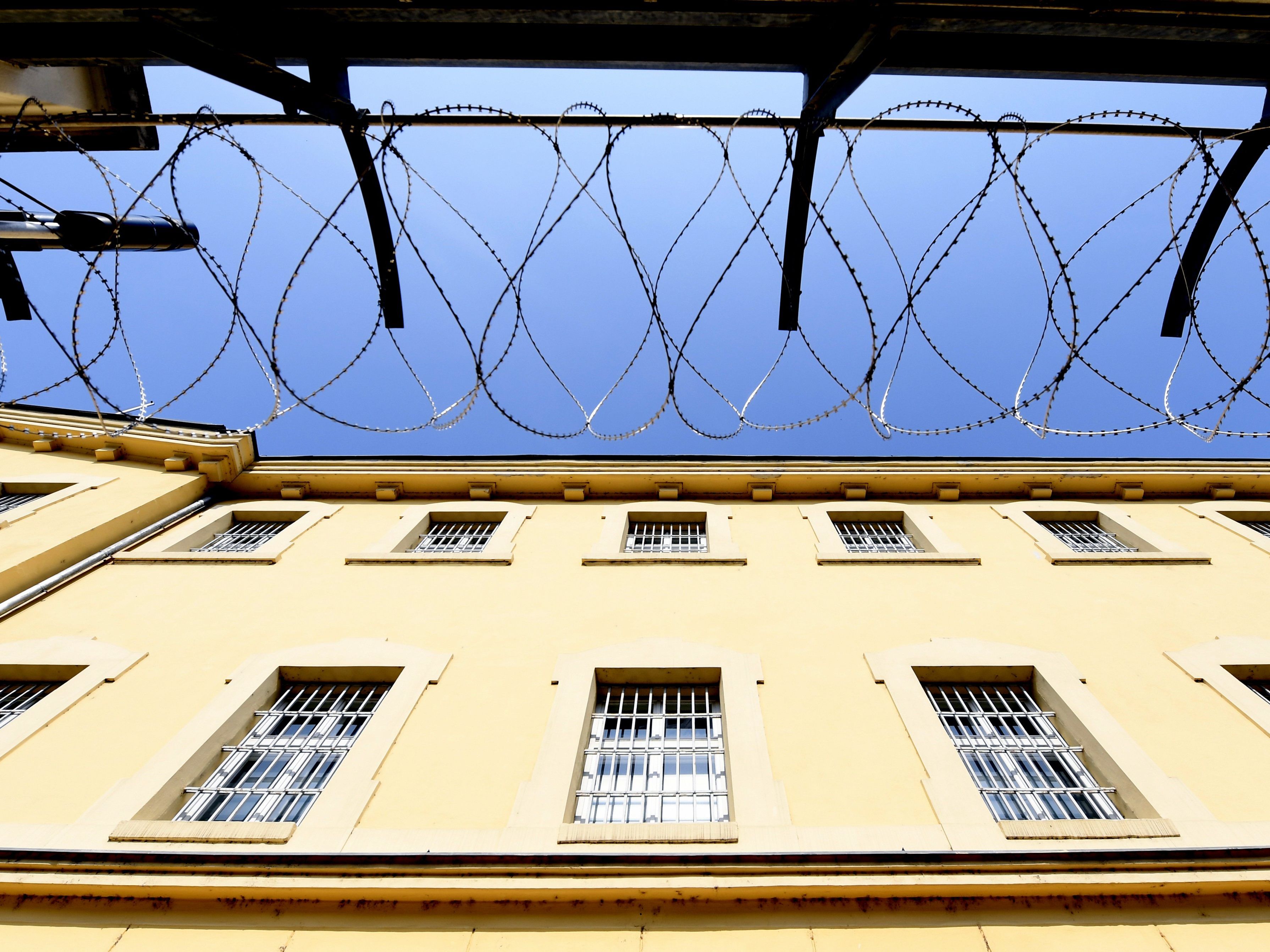 Zwei Gefangene befinden sich auf der Flucht.